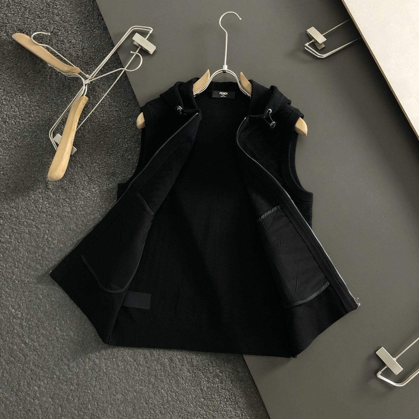 FEND**合身版型M-XXXL25秋冬最顶级双F提花针织拼接连帽马甲，顶级工艺针织面料融合金属五金辅料