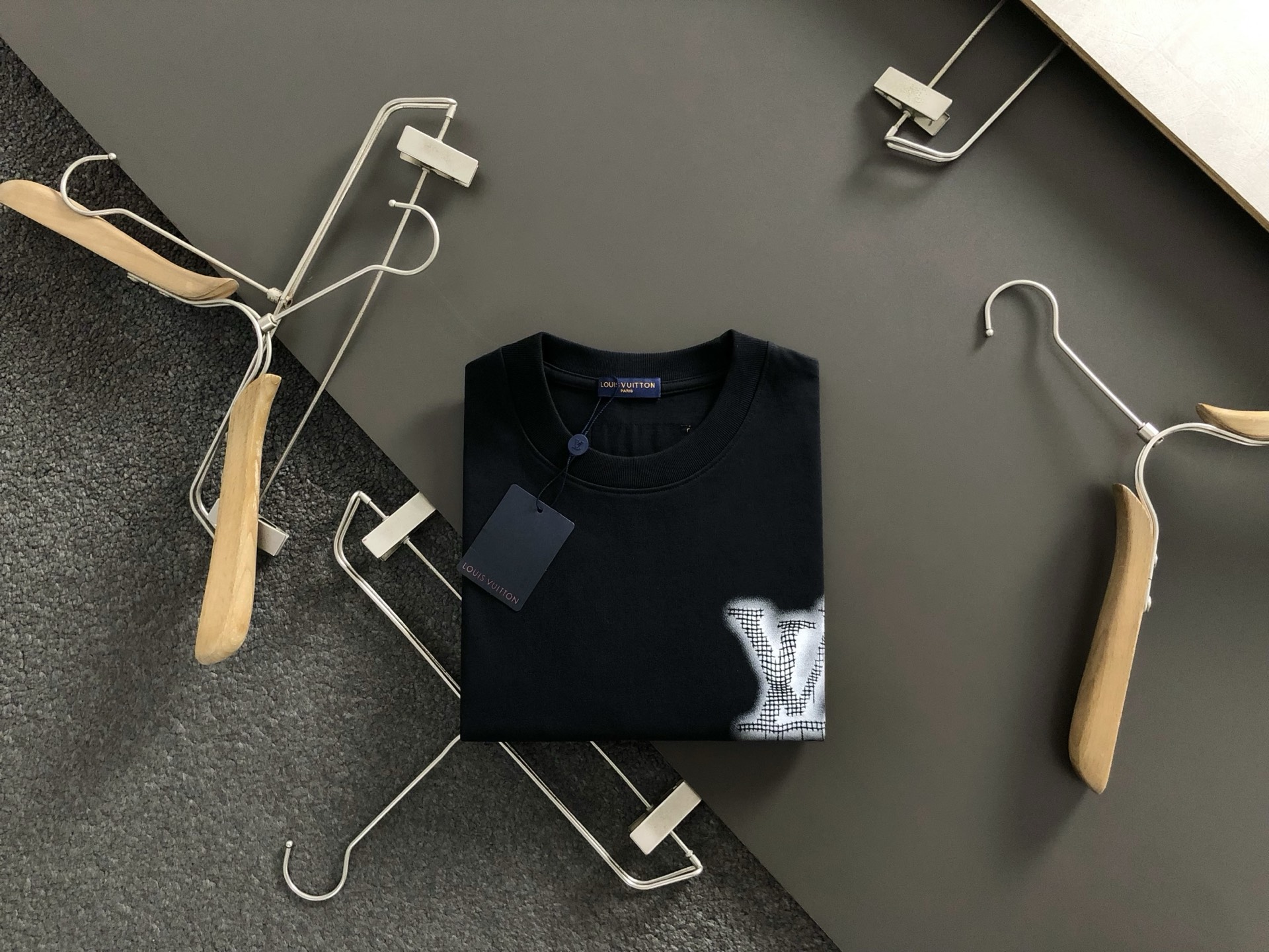 NO:522382,L brand * fit style S-Xl 25 early spring latest heavy industry printing front and back corresponding logo, integrating high-tech heavy short sleeves, high-end quality counter original single round collar assistance, top-level production process imported fabric, unique design of the counter model, using imported high-end custom imported silk thread with first-class feel!  Official website for sale!  S-Xl, T-shirt, alexander wang19860909L牌*合身版型S-Xl 25早春最新重工印花前后幅对应logo 融合高工艺重磅短袖,高端品质专柜原单圆领援助,顶级制作工艺进口面料,专柜款独特设计,采用进口高端订制进口丝线手感一流！官网在售！码数S-Xl,,T-shirt,alexander wang,Men's clothing