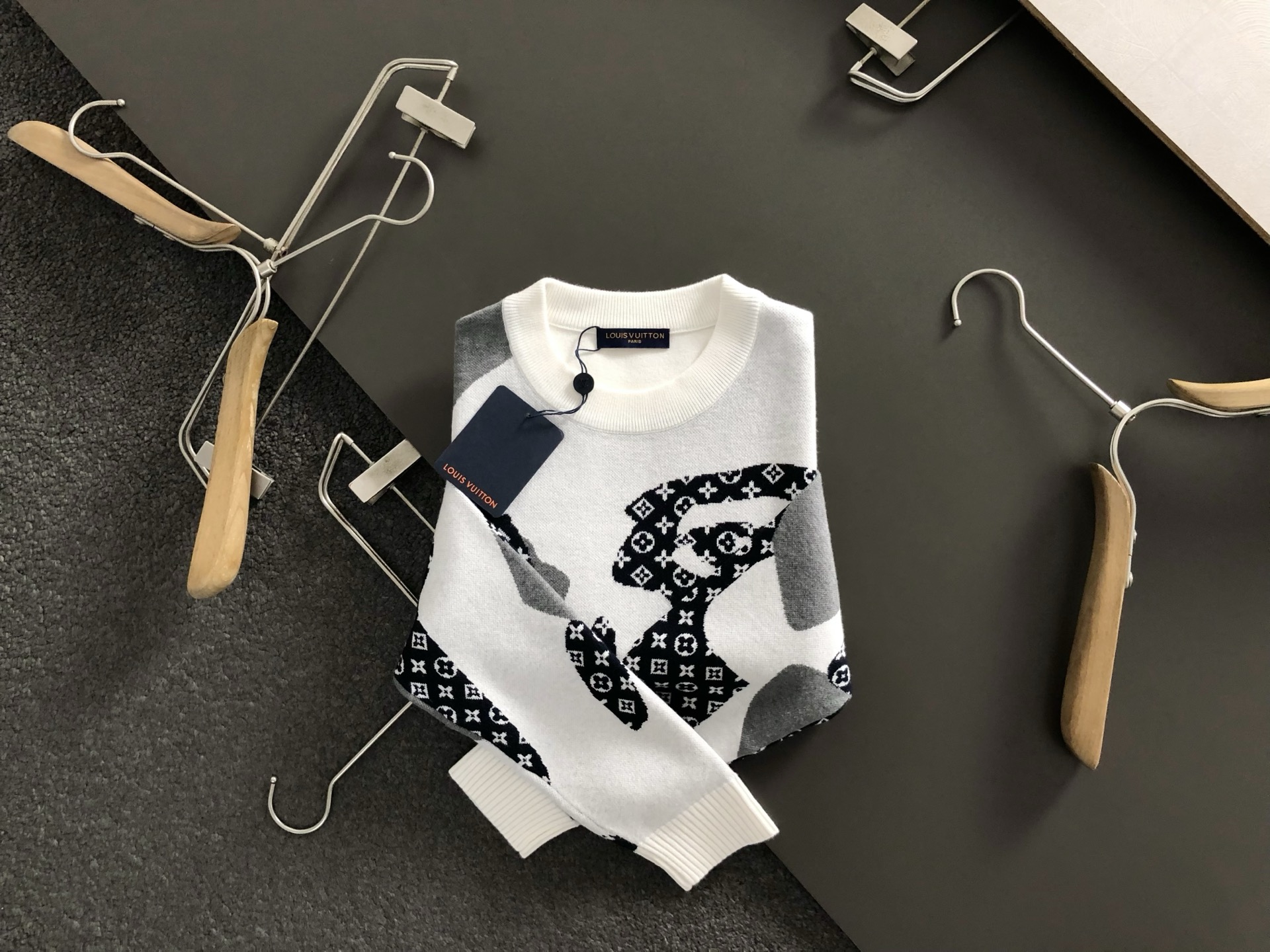 NO:522373,L brand ** fit style M-XXXL 2025 autumn and winter new style black, white and gray jacquard letter pressing glue fusion round neck sweater, exquisite craftsmanship counter fabric, top-level elements fusion creation, complete 3 standards, trendy men's fashion, whether it is the comfort of the upper body or it is incomparable -130(M) 175-145(L) 178-155(XL) 180-165(XXL) 180-180(XXXL) your,,alexander wang19860909L牌**合身版型M-XXXL 2025秋冬新款人脸黑白灰提花字母压胶融合圆领针织衫,精致工艺专柜面料,顶级元素融合打造,3标齐全,潮男时尚,无论是上身舒适度还是都是无可比拟的存在 -130(M) 175-145(L) 178-155(XL)180-165(XXL) 180-180(XXXL) your,,alexander wang,Men's clothing