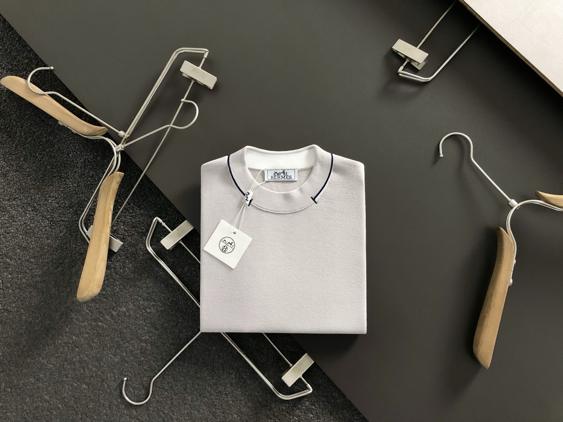 NO:522364,Hms* fitting style M-XXXL 2025 autumn and winter fashion double-layer neckline style versatile wool short sleeves, exquisite craftsmanship counter fabric, top-level elements fusion, classic short sleeve 3 specifications, trendy men's fashion, whether it is the comfort of the upper body or the incomparable existence 170-135(M) 175-(L) 178-160(XL) 180-170(XXL) 180-180(XXXL) your,,T-shirt,alexander wang19860909Hms*合身版型M-XXXL 2025秋冬时尚双层领口线条款百搭羊毛短袖,精致工艺专柜面料,顶级元素融合打造,经典短袖3标齐全,潮男时尚,无论是上身舒适度还是都是无可比拟的存在 170-135(M) 175-(L) 178-160(XL)180-170(XXL) 180-180(XXXL) your,,T-shirt,alexander wang,Men's clothing