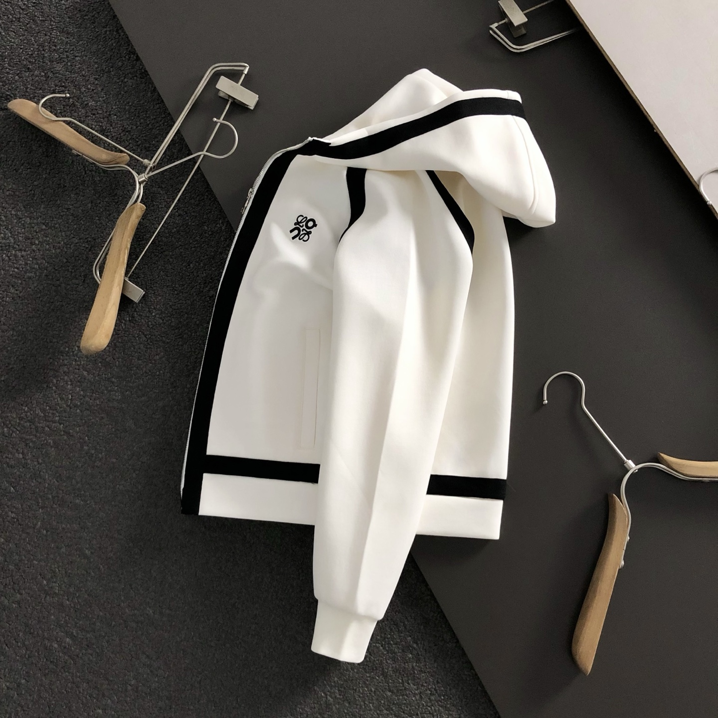 NO:522379,LOW* fitting M-XXXL 2025 autumn and winter cloud soft series webbing fusion three-dimensional offset printing hooded jacket, exquisite craftsmanship counter fabric, top-level elements fusion creation, complete 3 standards, trendy men's fashion, whether it is the comfort of the upper body or the incomparable existence 170-135(M) 175-150(L) 178-160(XL) 180-170(XXL) 180-180(XXXL) your,,jackets & coats,hats,alexander wang19860909LOW*合身版型M-XXXL 2025秋冬云柔系列织带融合立体胶印连帽外套,精致工艺专柜面料,顶级元素融合打造,3标齐全,潮男时尚,无论是上身舒适度还是都是无可比拟的存在 170-135(M) 175-150(L) 178-160(XL)180-170(XXL) 180-180(XXXL) your,,jackets & coats,hats,alexander wang,Men's clothing