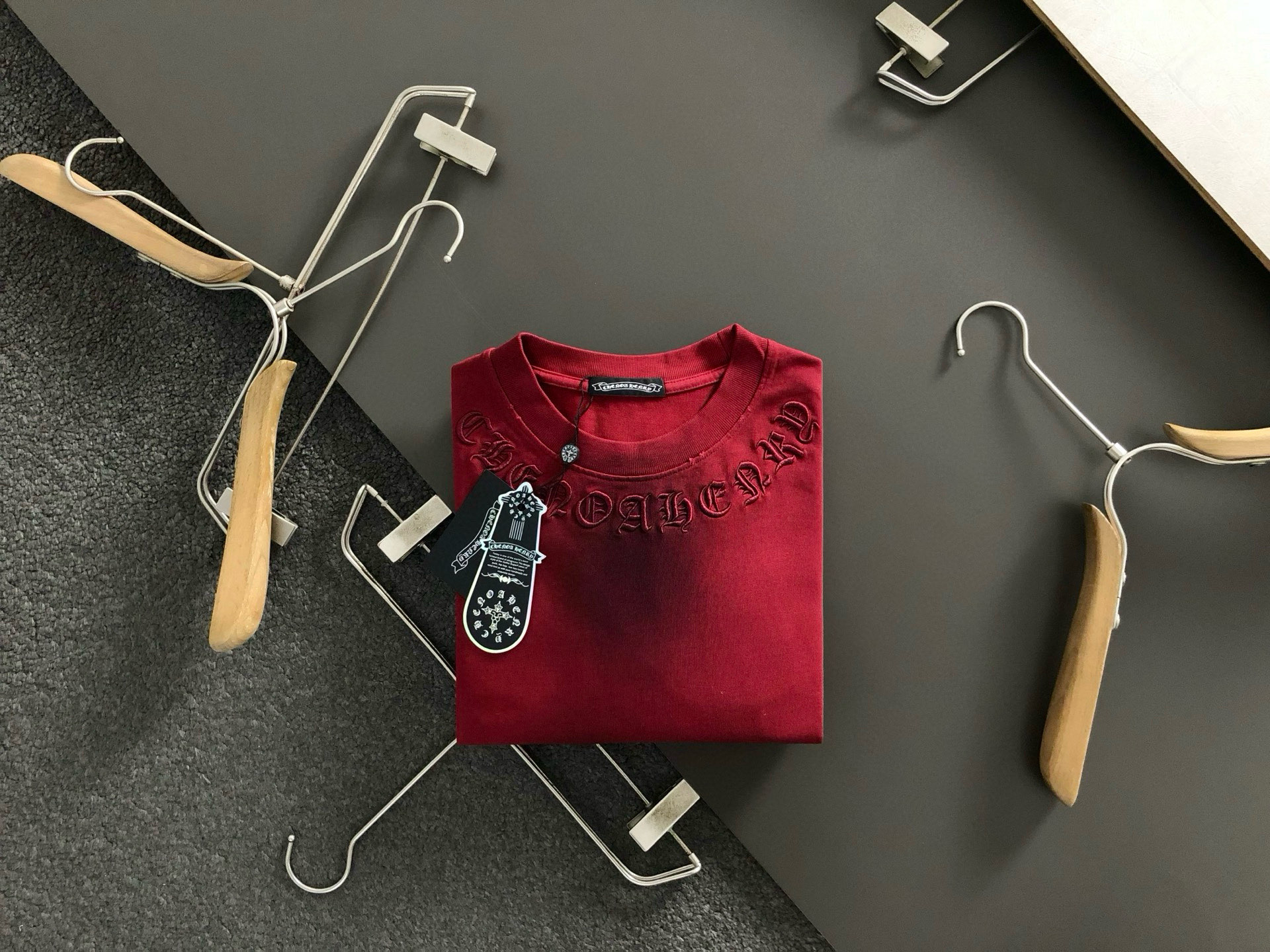 NO:522376,Ch* fit style S-Xl 25 spring and summer top wine red cross metal Sanskrit embroidery fashion brand sweatshirts, exquisite craftsmanship counter fabric, top-level elements fusion, complete 3 standards, trendy men's fashion, whether it is the comfort of the upper body or the incomparable existence, it can be said to be a must-have for summer 170-135(s)175-(M) 178-160(L)180-170(XL) 180-180(XXL), hoodie, sweatshirts, alexander wang19860909Ch*合身版型S-Xl 25春夏顶酒红色十字金属梵文刺绣工艺潮牌卫衣,精致工艺专柜面料,顶级元素融合打造,3标齐全,潮男时尚,无论是上身舒适度还是都是无可比拟的存在,可以说是夏日必备 170-135(s)175-(M) 178-160(L)180-170(XL) 180-180(XXL),,hoodie,sweatshirts,alexander wang,Men's clothing