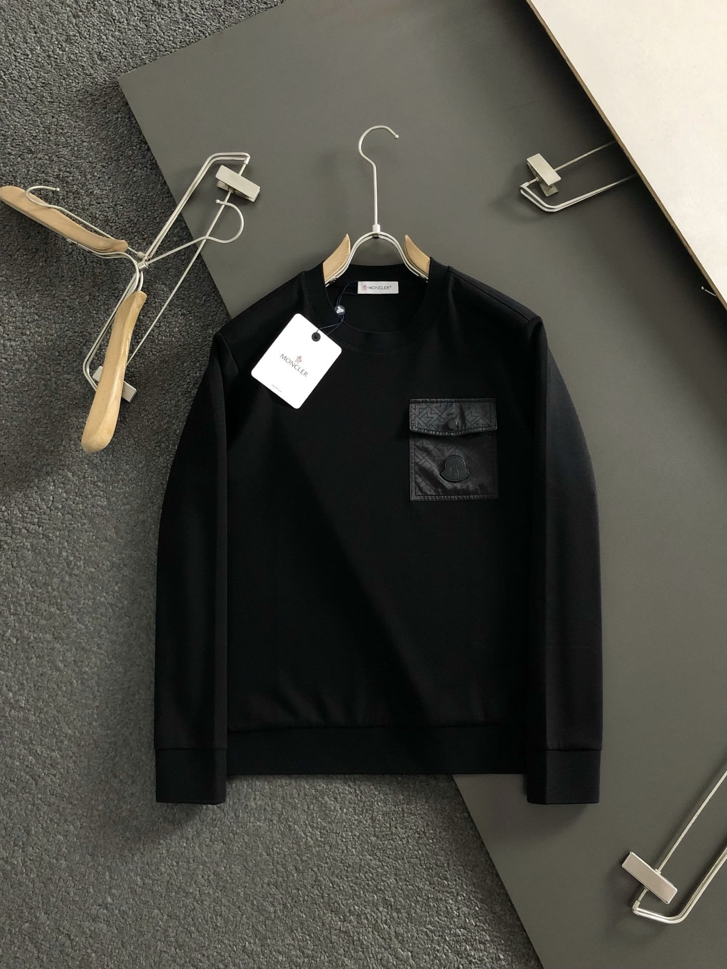 Mon*合身版型M-XXXL25秋冬最顶级线拼接口袋袖皮标套头卫衣，顶级时尚百搭款，进口面料，顶级高工艺