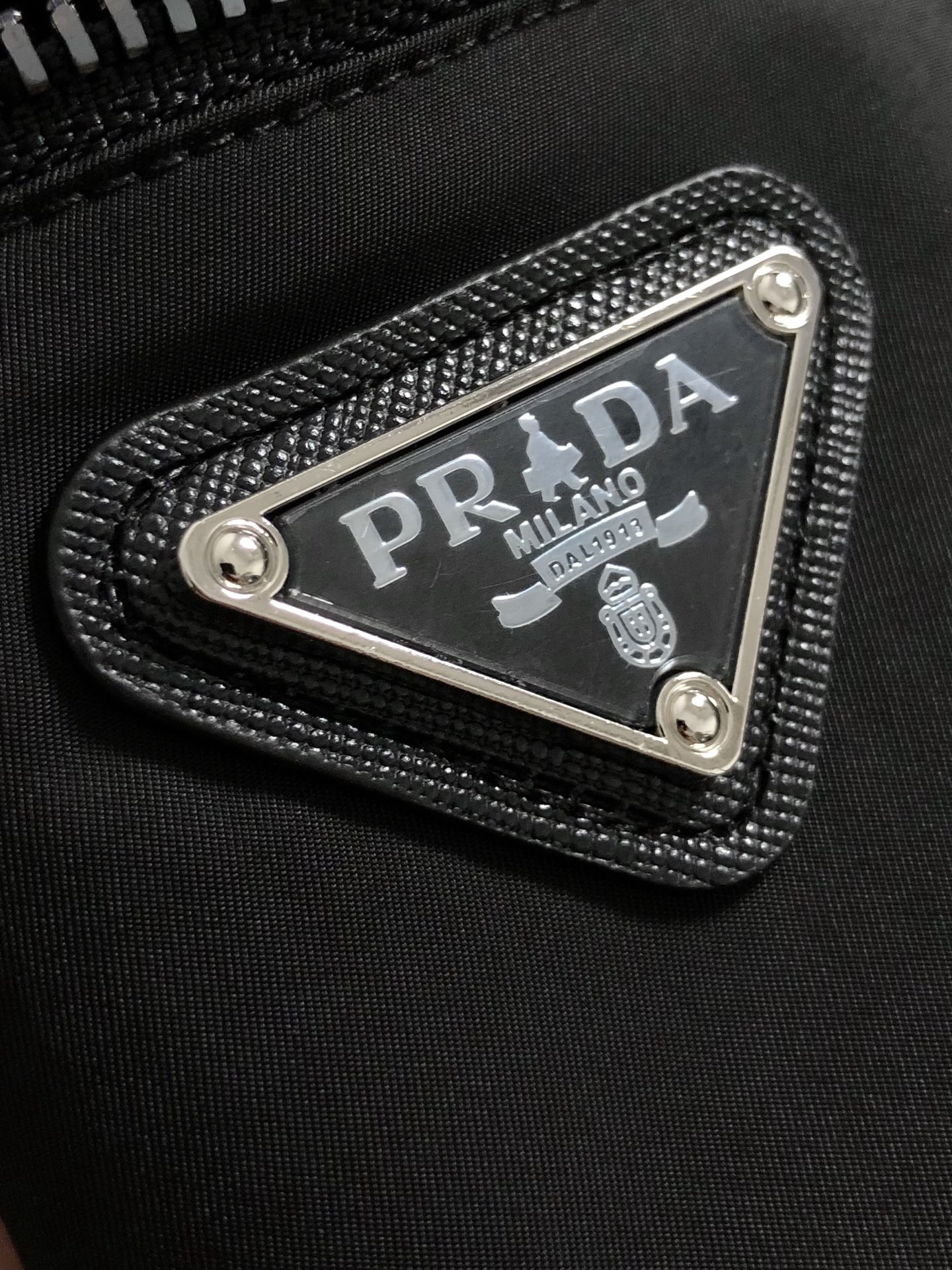 PRAD**合身版型M-XXXL25秋冬最顶级针织拼接金属三角标融合立领马甲，顶级工艺针织面料融合金属五