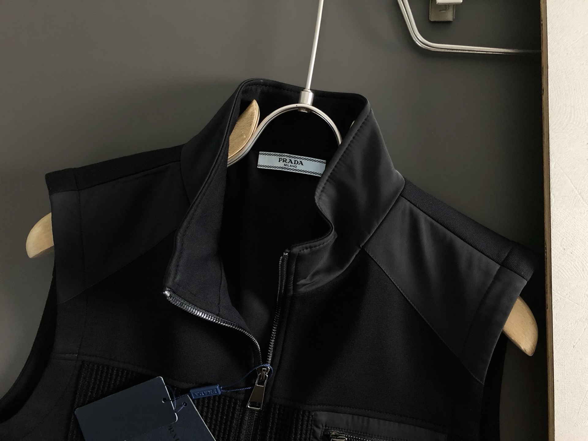 PRAD**合身版型M-XXXL25秋冬最顶级针织拼接金属三角标融合立领马甲，顶级工艺针织面料融合金属五