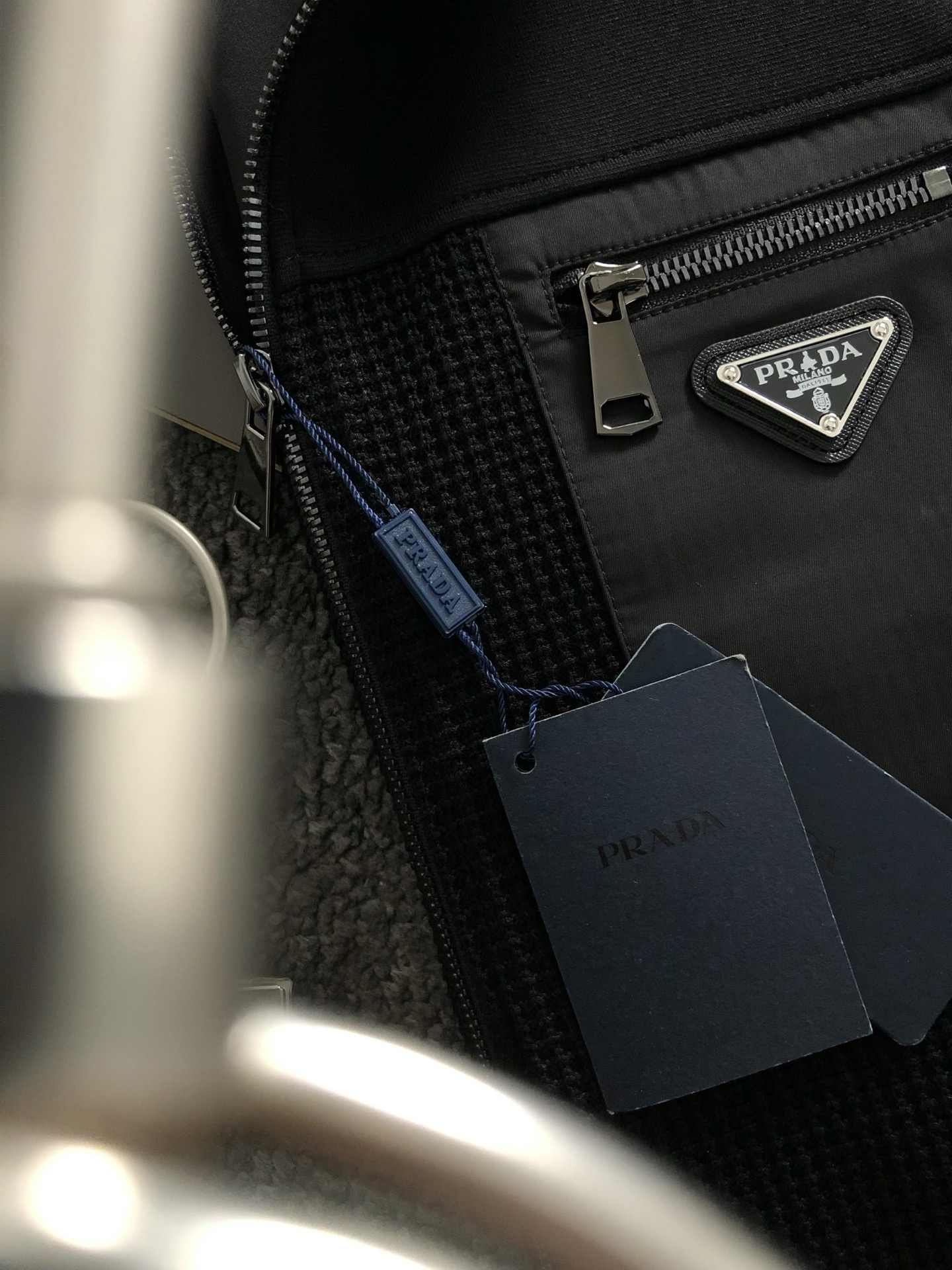 PRAD**合身版型M-XXXL25秋冬最顶级针织拼接金属三角标融合立领马甲，顶级工艺针织面料融合金属五