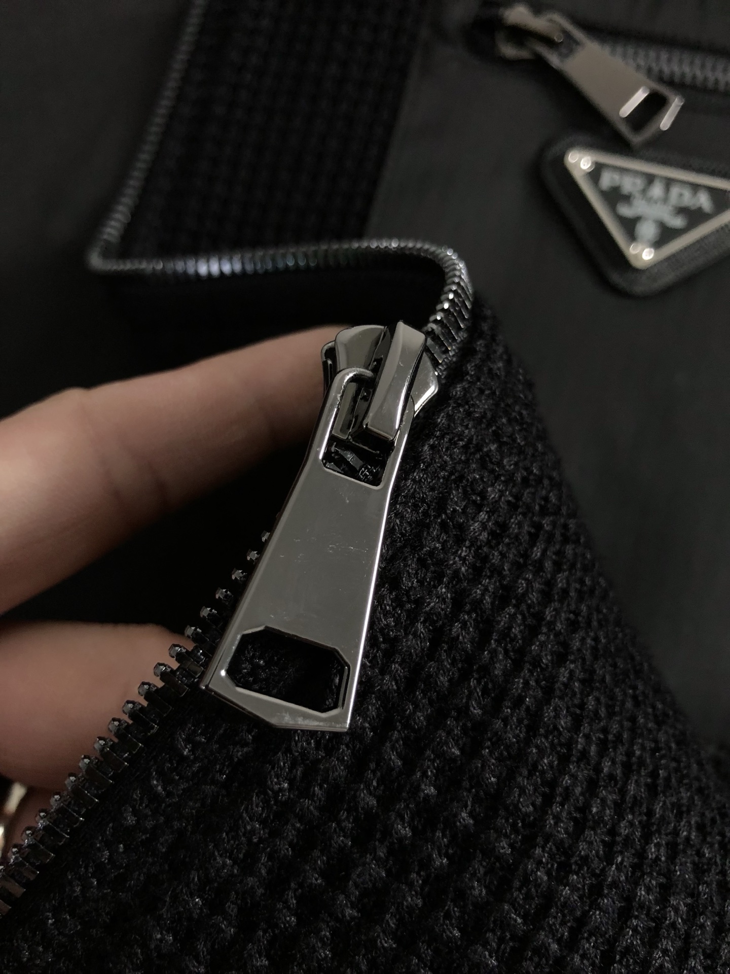 PRAD**合身版型M-XXXL25秋冬最顶级针织拼接金属三角标融合立领马甲，顶级工艺针织面料融合金属五