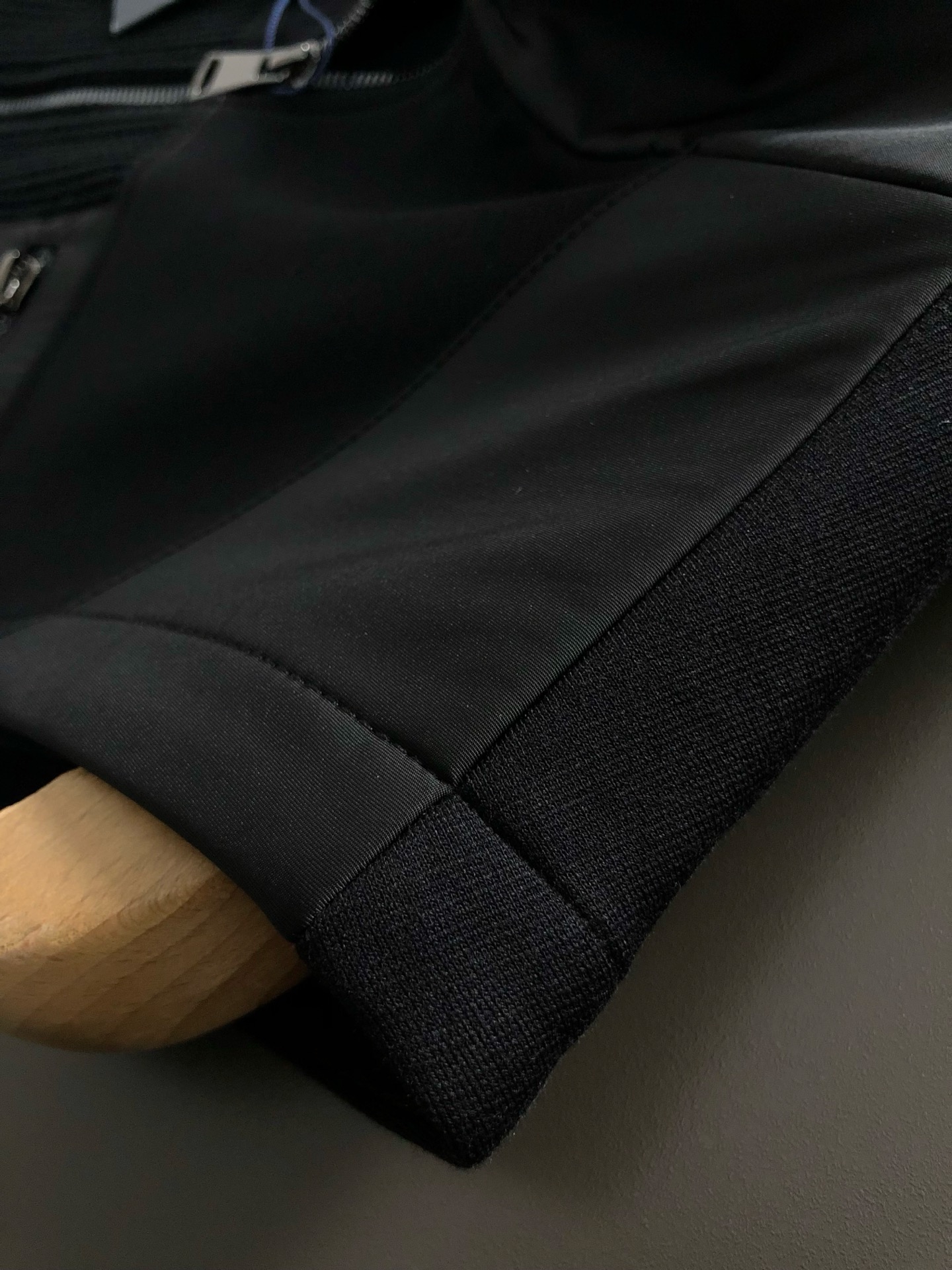 PRAD**合身版型M-XXXL25秋冬最顶级针织拼接金属三角标融合立领马甲，顶级工艺针织面料融合金属五