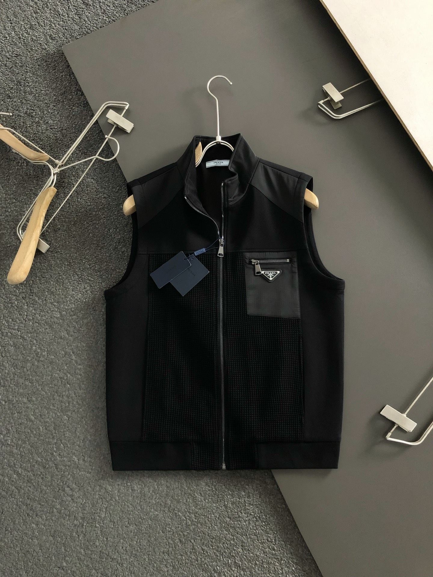 PRAD**合身版型M-XXXL25秋冬最顶级针织拼接金属三角标融合立领马甲，顶级工艺针织面料融合金属五