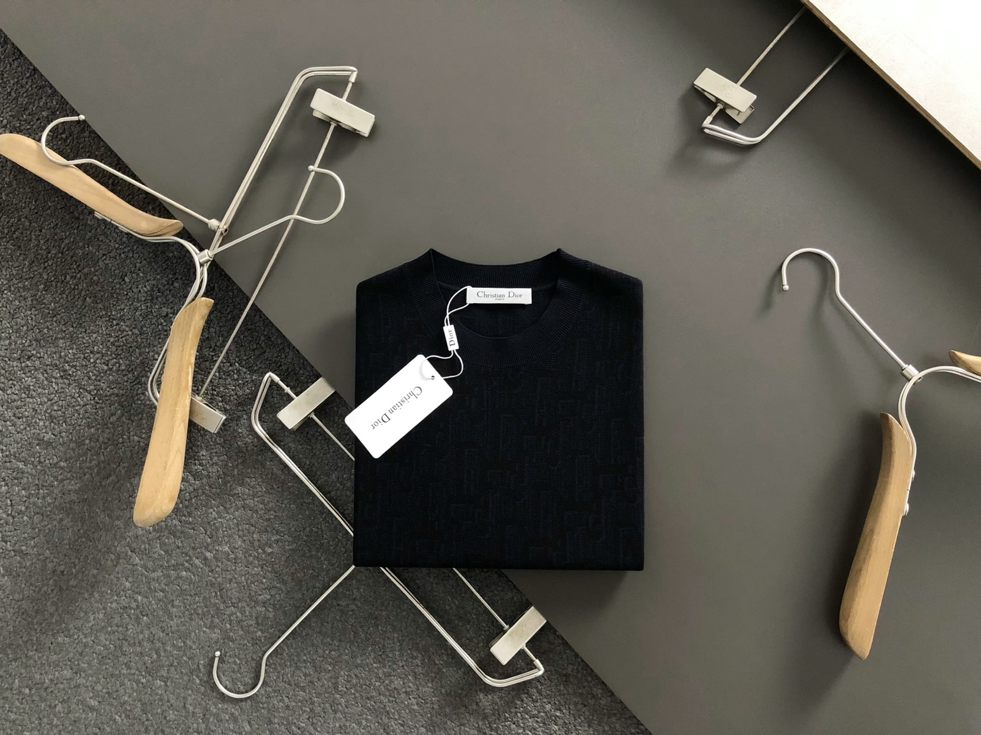 Dir*合身版型M-XXXL2025秋冬时尚咖色排列提花百搭羊毛短袖，精致工艺专柜面料，顶级元素融合打造