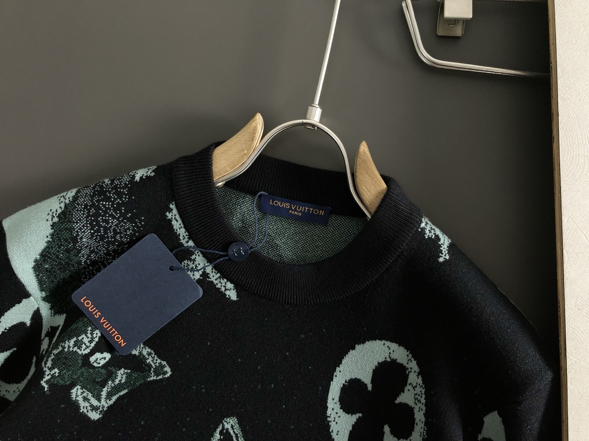 L牌*合身版型M-XXXL2025秋冬新款提花圆领羊毛针织衫，精致工艺专柜面料，顶级元素融合打造，3标齐