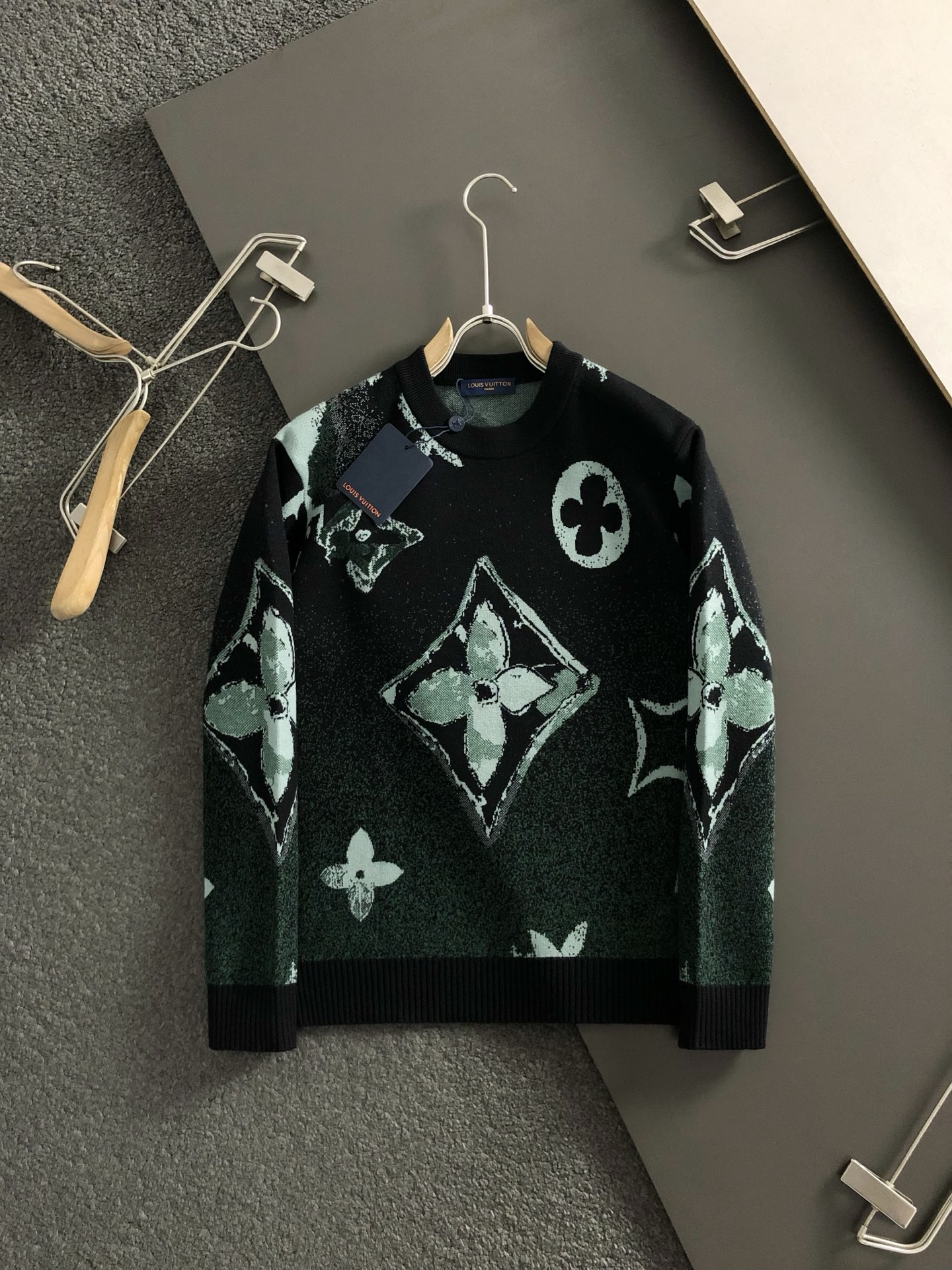 L牌*合身版型M-XXXL2025秋冬新款提花圆领羊毛针织衫，精致工艺专柜面料，顶级元素融合打造，3标齐