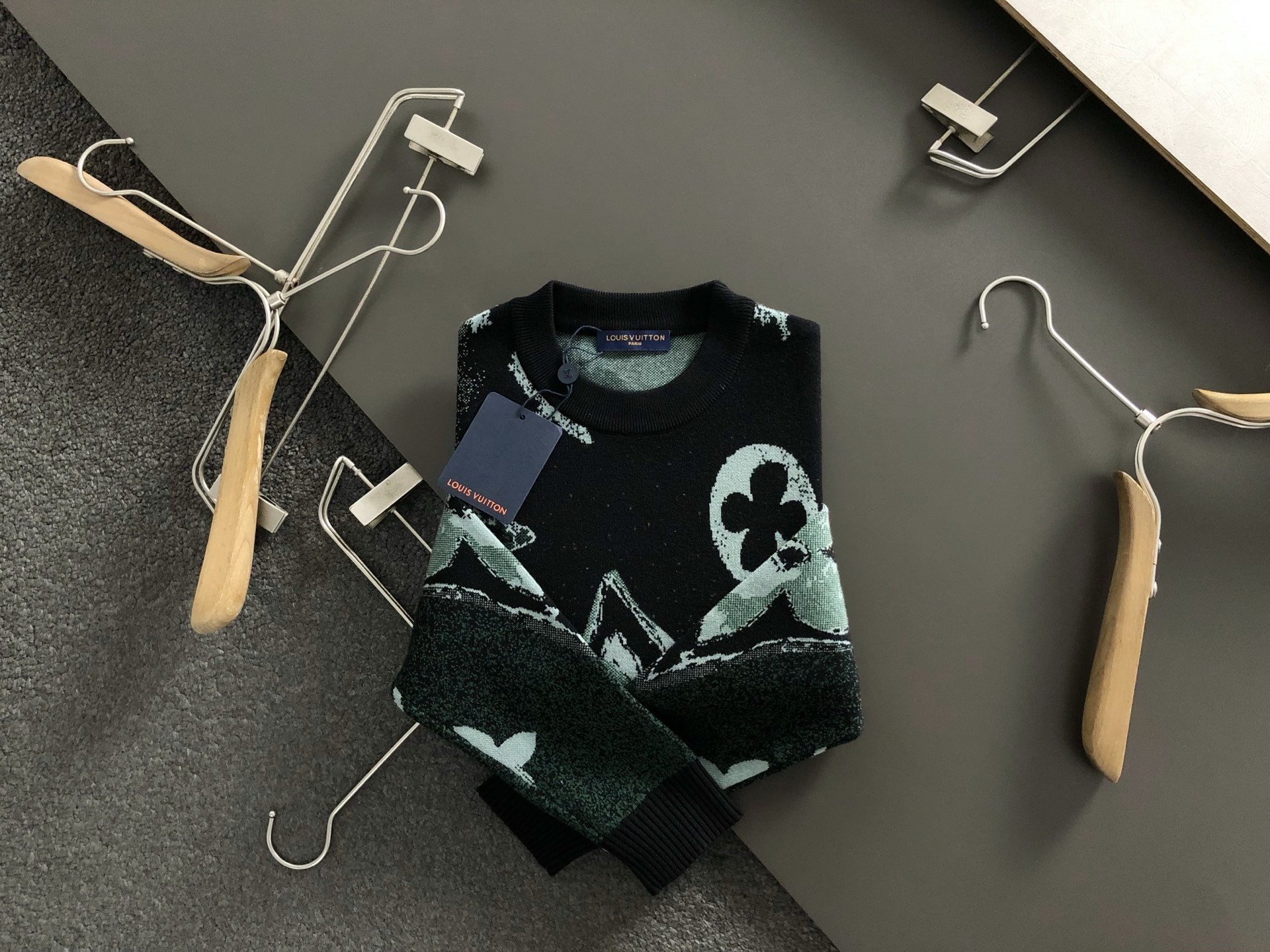 L牌*合身版型M-XXXL2025秋冬新款提花圆领羊毛针织衫，精致工艺专柜面料，顶级元素融合打造，3标齐