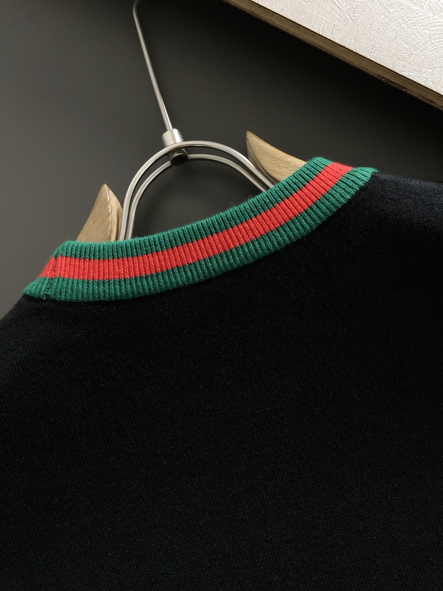 Gucc*合身版型M-XXXL2025秋冬红绿领口提花字母刺绣圆领羊毛针织衫，顶级元素融合打造，3标齐全