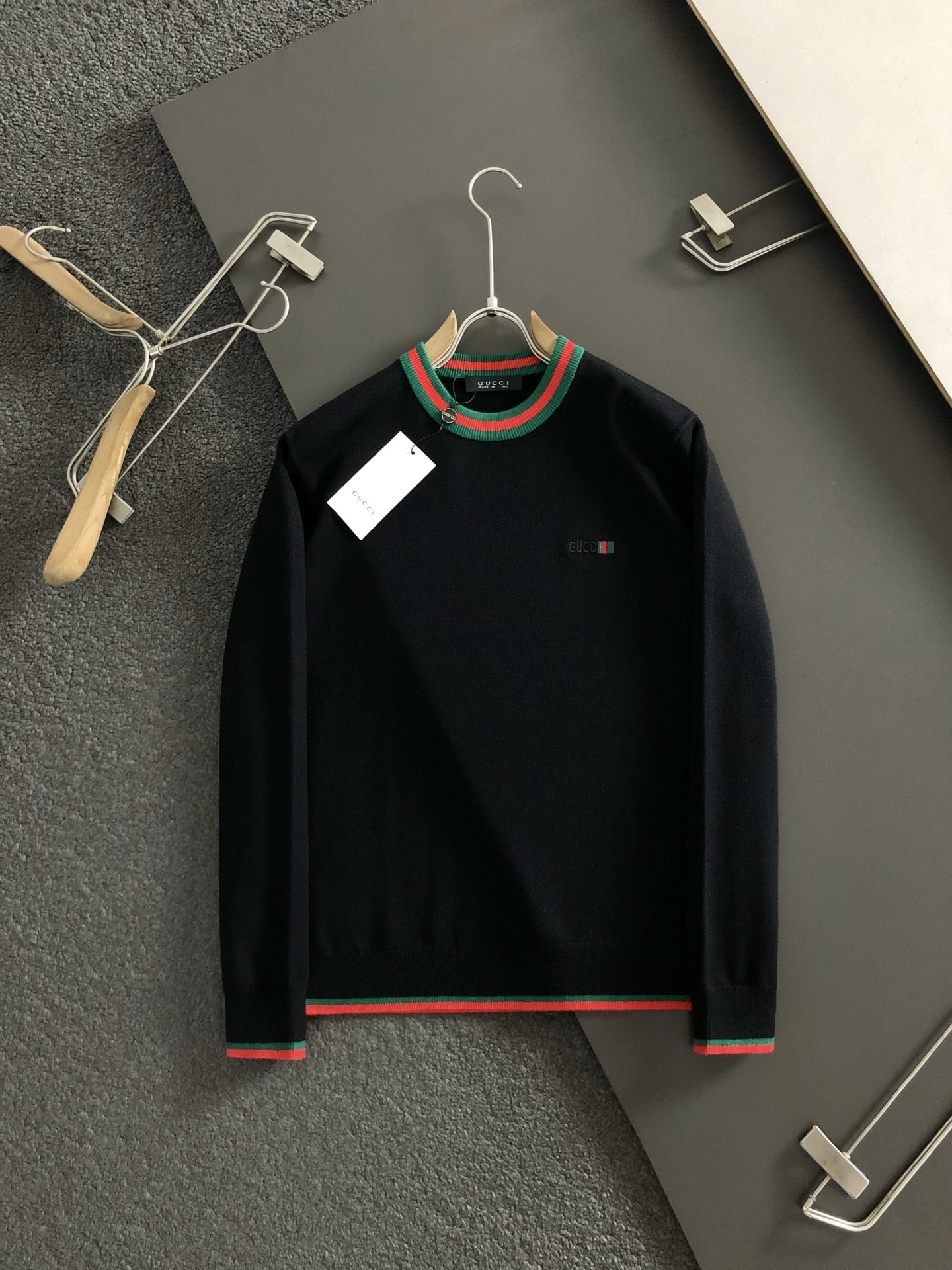 Gucc*合身版型M-XXXL2025秋冬红绿领口提花字母刺绣圆领羊毛针织衫，顶级元素融合打造，3标齐全