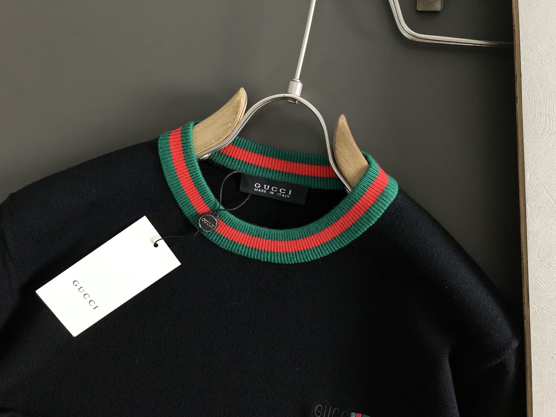 Gucc*合身版型M-XXXL2025秋冬红绿领口提花字母刺绣圆领羊毛针织衫，顶级元素融合打造，3标齐全
