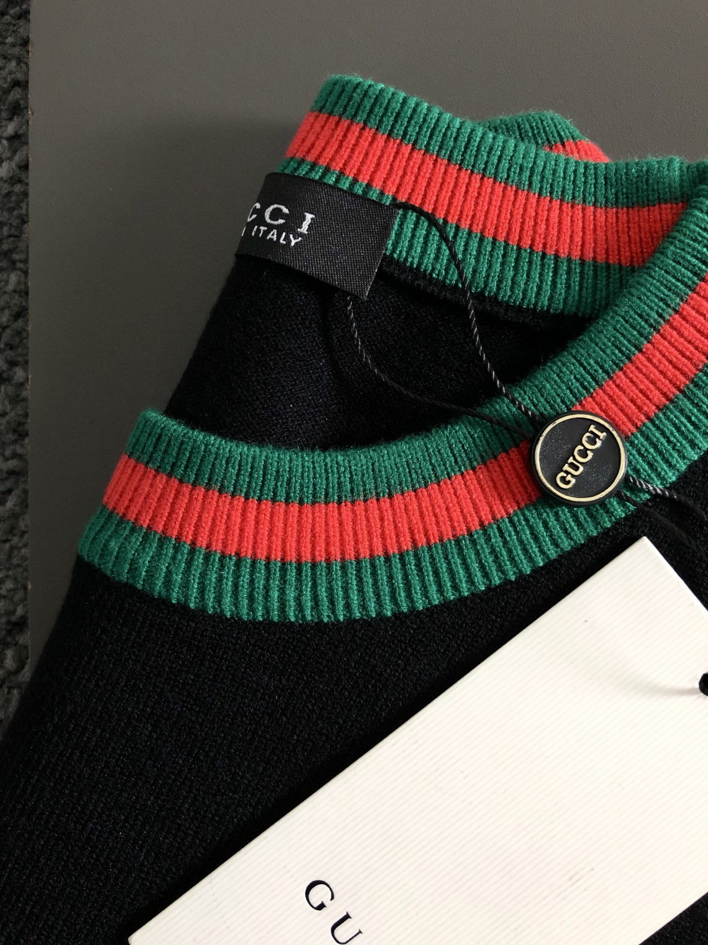 Gucc*合身版型M-XXXL2025秋冬红绿领口提花字母刺绣圆领羊毛针织衫，顶级元素融合打造，3标齐全