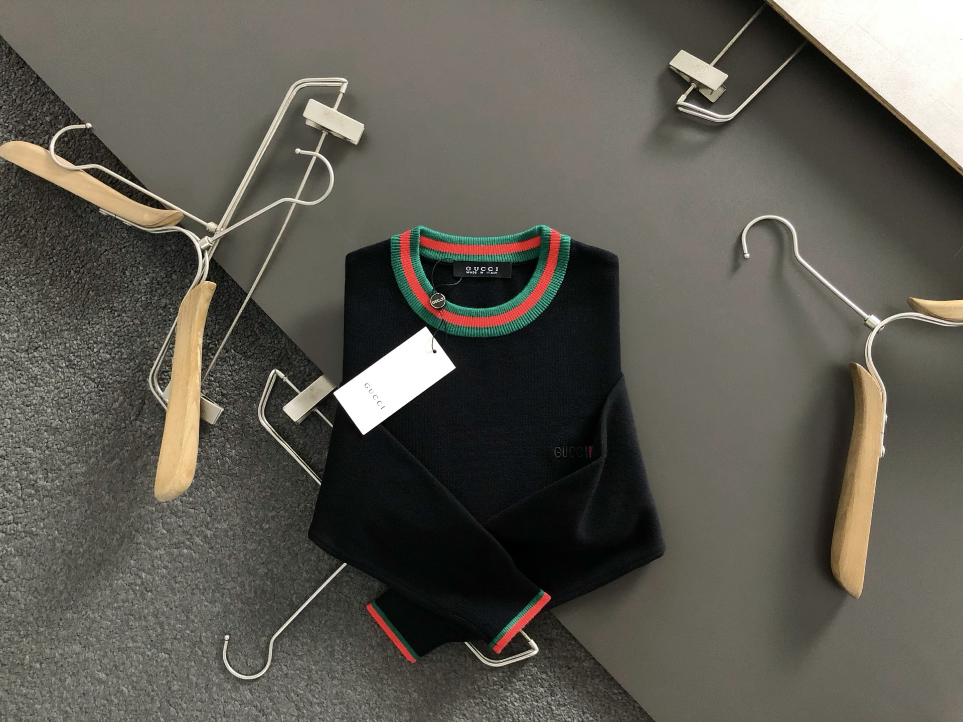 Gucc*合身版型M-XXXL2025秋冬红绿领口提花字母刺绣圆领羊毛针织衫，顶级元素融合打造，3标齐全