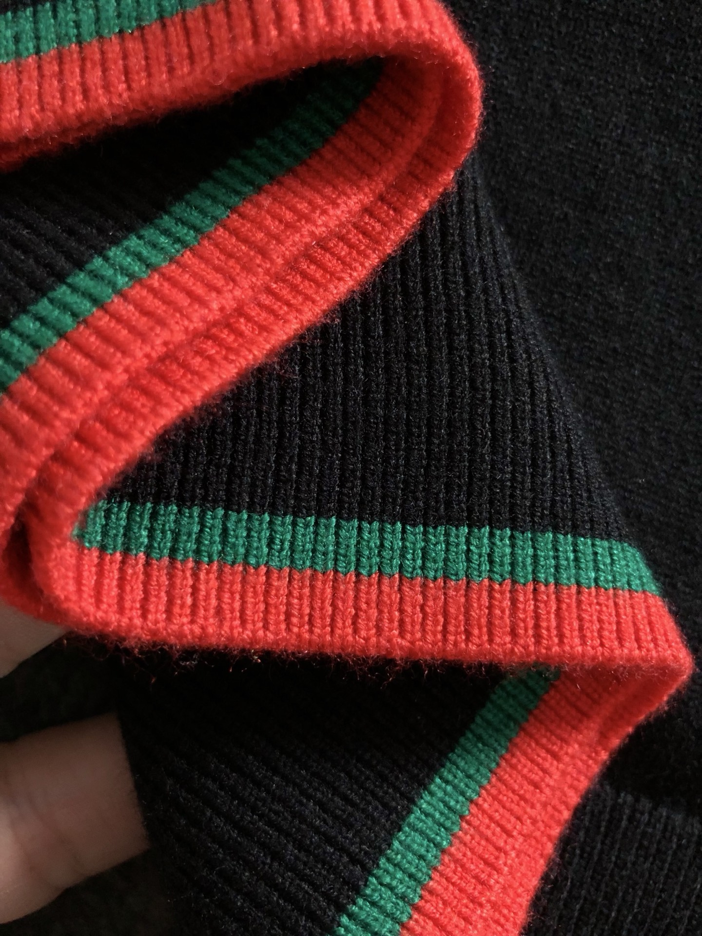 Gucc*合身版型M-XXXL2025秋冬红绿领口提花字母刺绣圆领羊毛针织衫，顶级元素融合打造，3标齐全