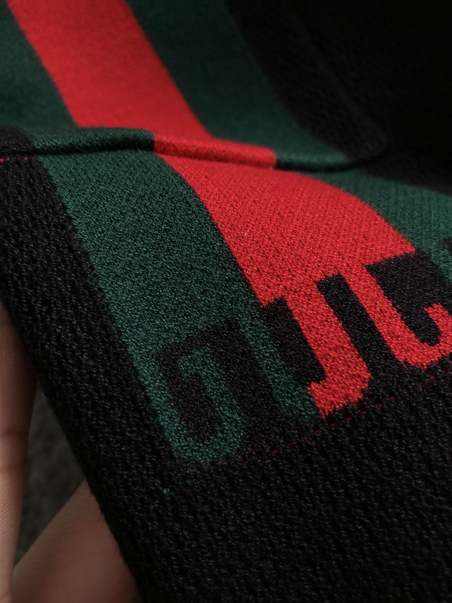 Gucc*合身版型M-XXXL2025秋冬新款红绿提花字母解构套头翻领针织衫，精致工艺专柜面料，顶级元素