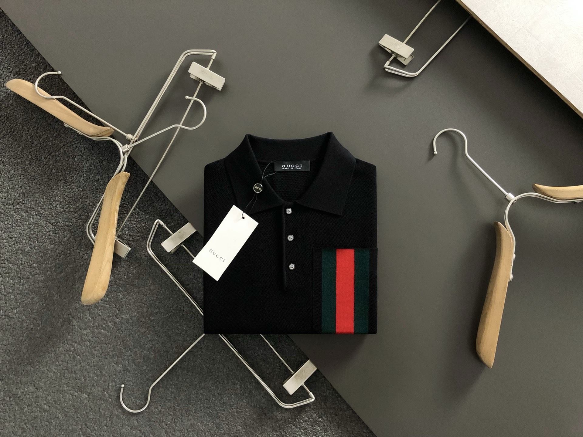 Gucc*合身版型M-XXXL2025秋冬新款红绿提花字母解构套头翻领针织衫，精致工艺专柜面料，顶级元素