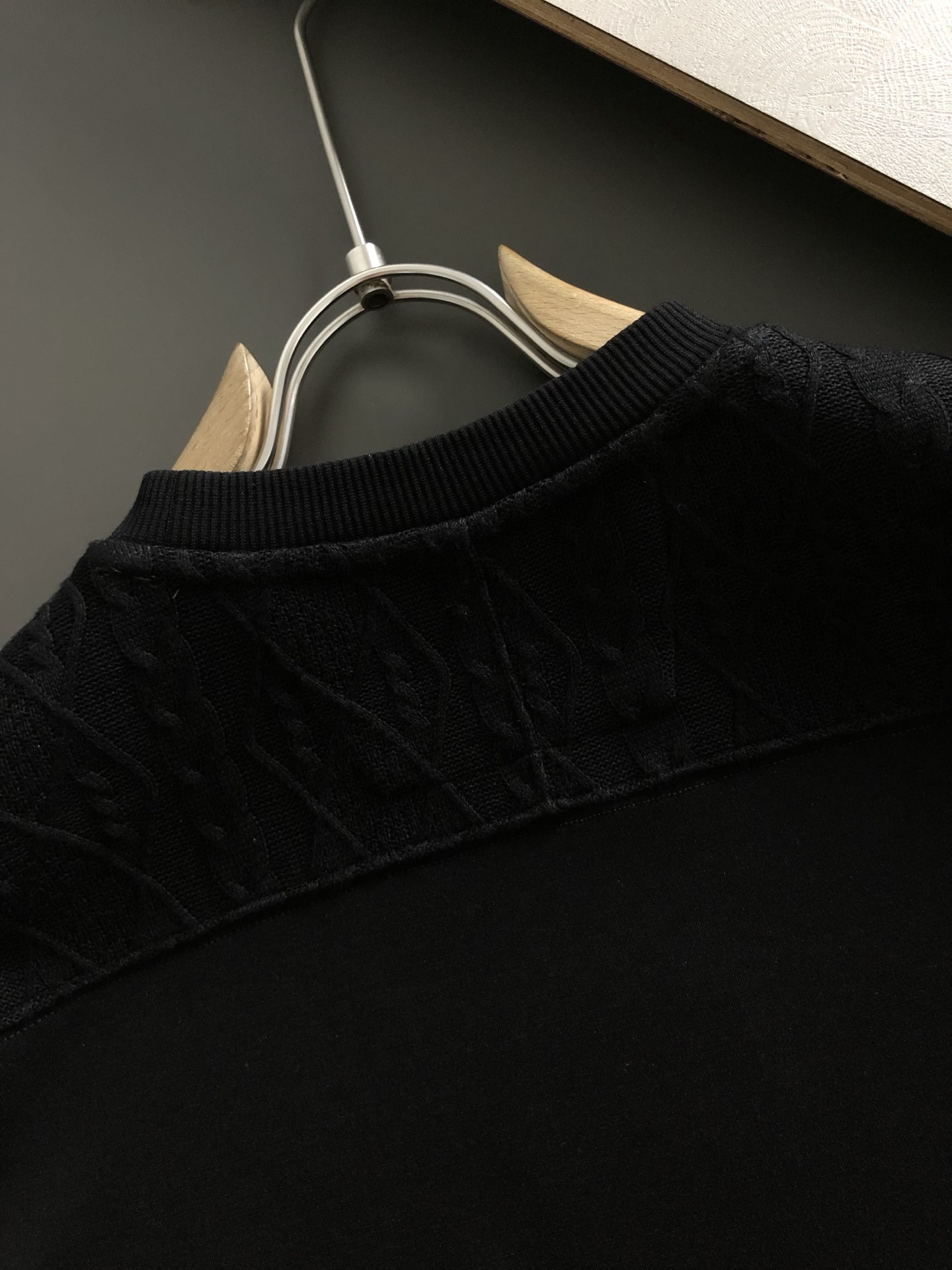 D&G*合身版型M-XXXL2025秋冬云柔系列针织拼接提花字母内嵌时尚百搭圆领卫衣长袖，精致工艺专柜面