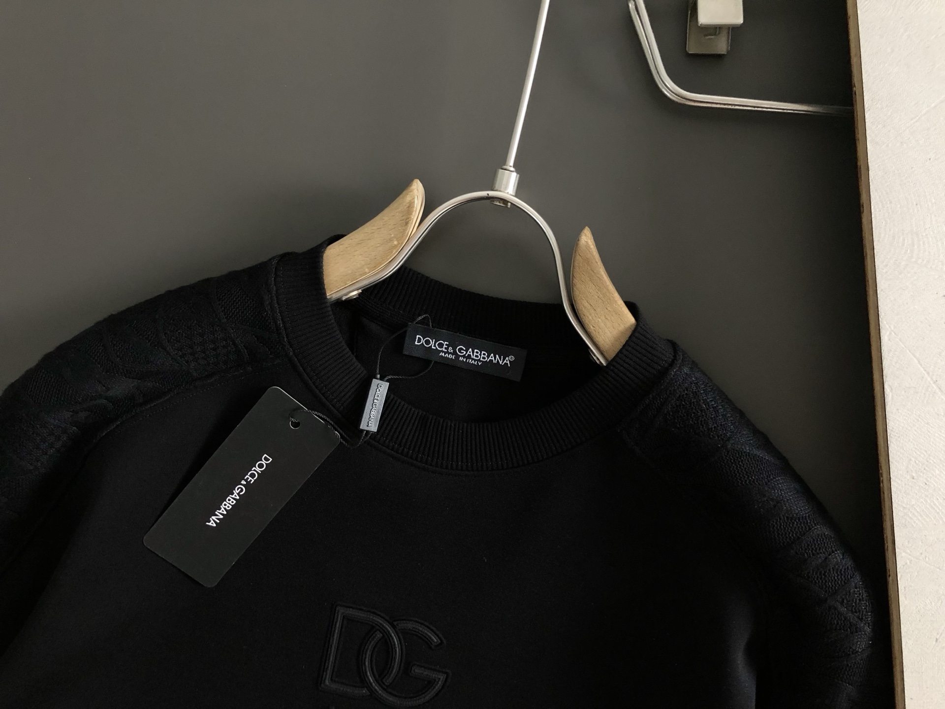 D&G*合身版型M-XXXL2025秋冬云柔系列针织拼接提花字母内嵌时尚百搭圆领卫衣长袖，精致工艺专柜面