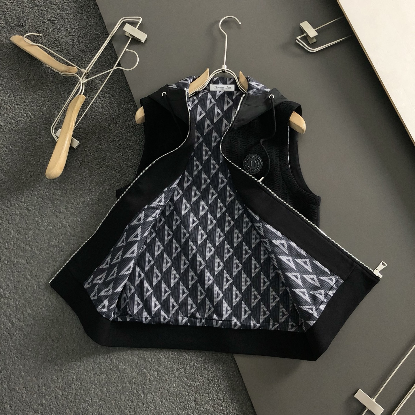 Dir**合身版型M-XXXL25秋冬最顶字母皮标针织拼接立领马甲，顶级工艺针织面料融合金属五金辅料拉链