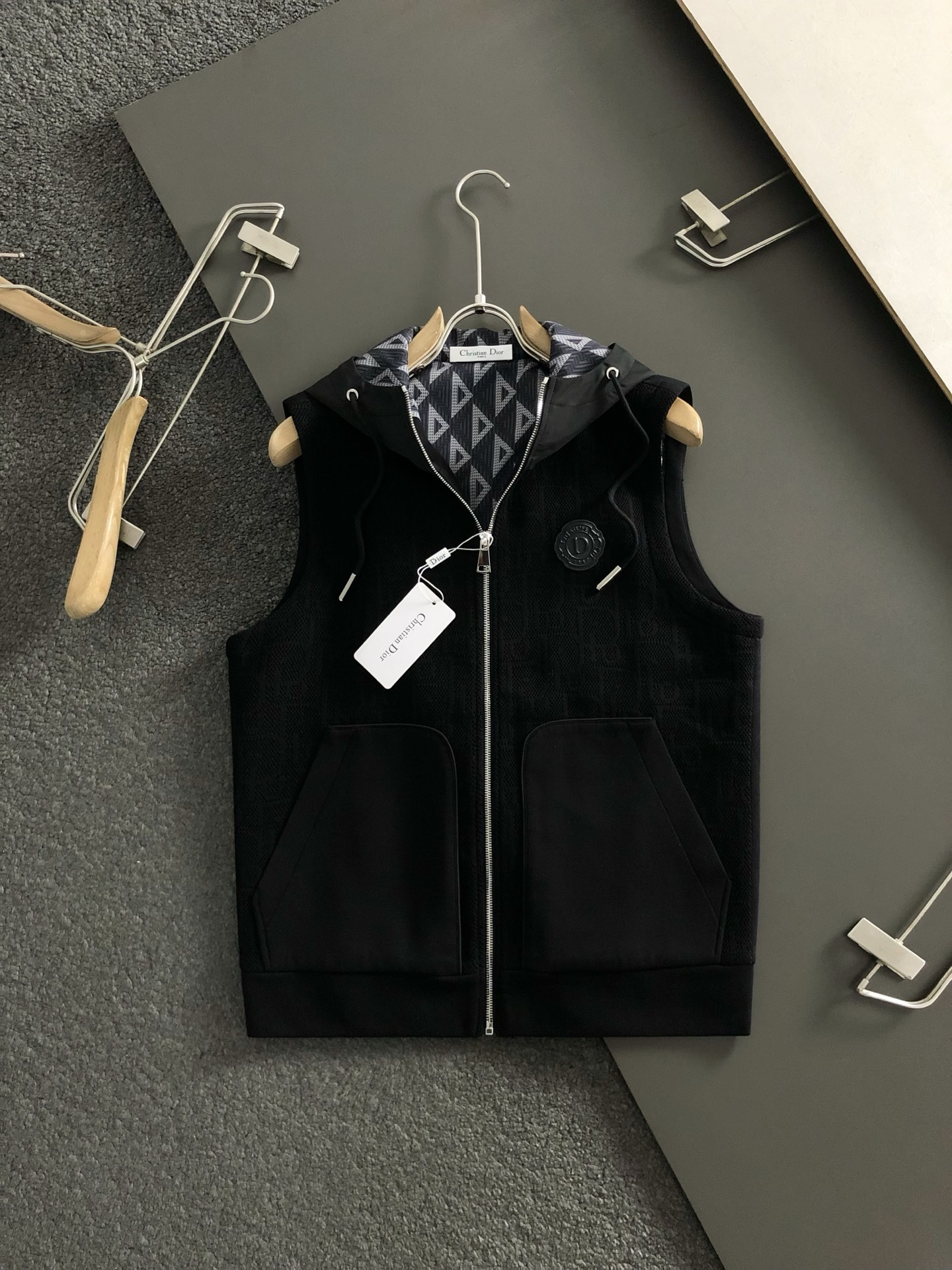 Dir**合身版型M-XXXL25秋冬最顶字母皮标针织拼接立领马甲，顶级工艺针织面料融合金属五金辅料拉链