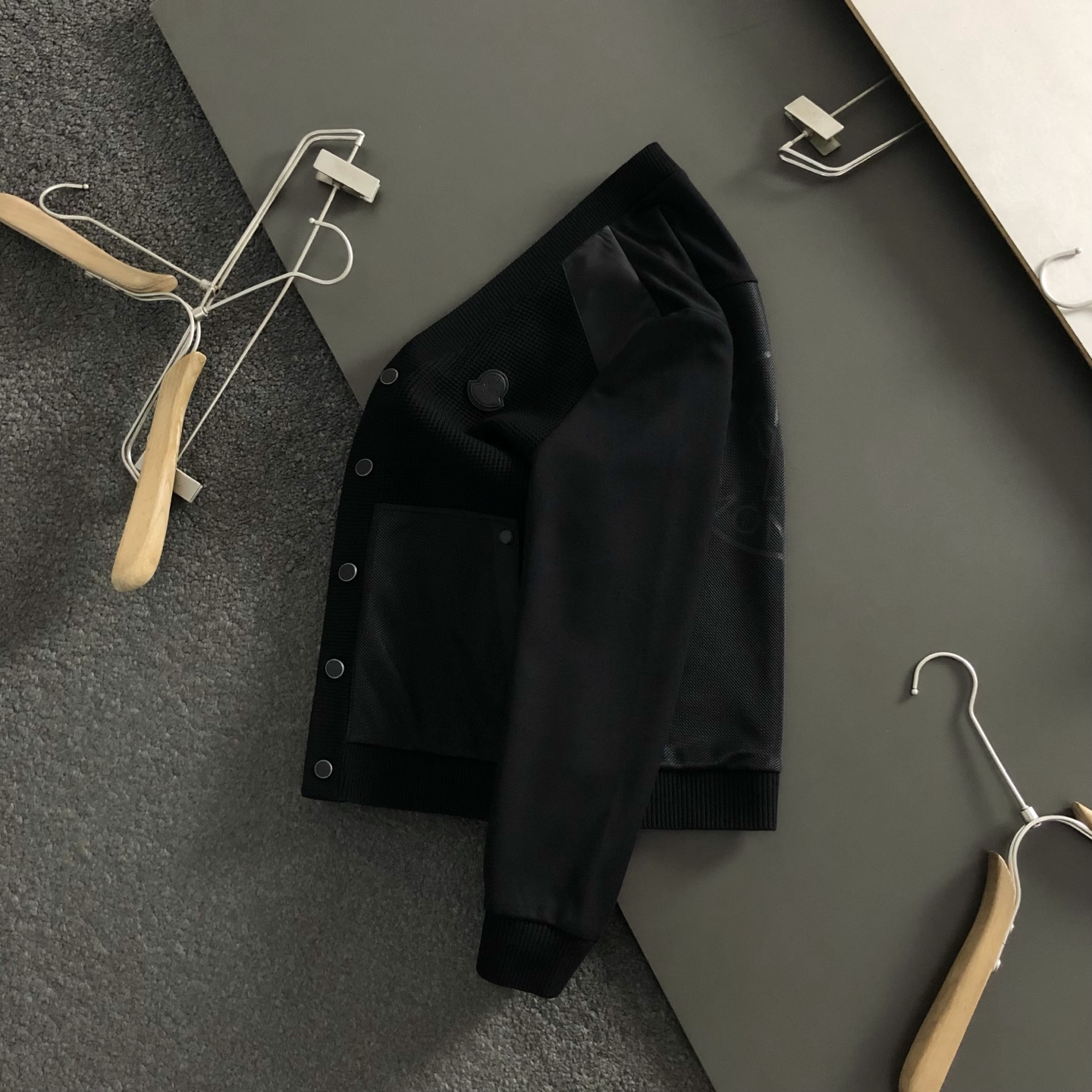 L牌**合身版型M-XXXL2025秋冬拼接款袖皮标针织羊毛外套，精致工艺专柜面料，顶级元素融合打造，3