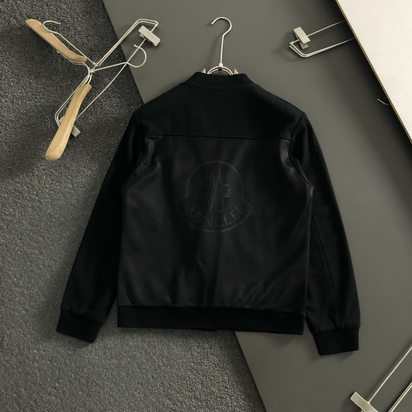 L牌**合身版型M-XXXL2025秋冬拼接款袖皮标针织羊毛外套，精致工艺专柜面料，顶级元素融合打造，3