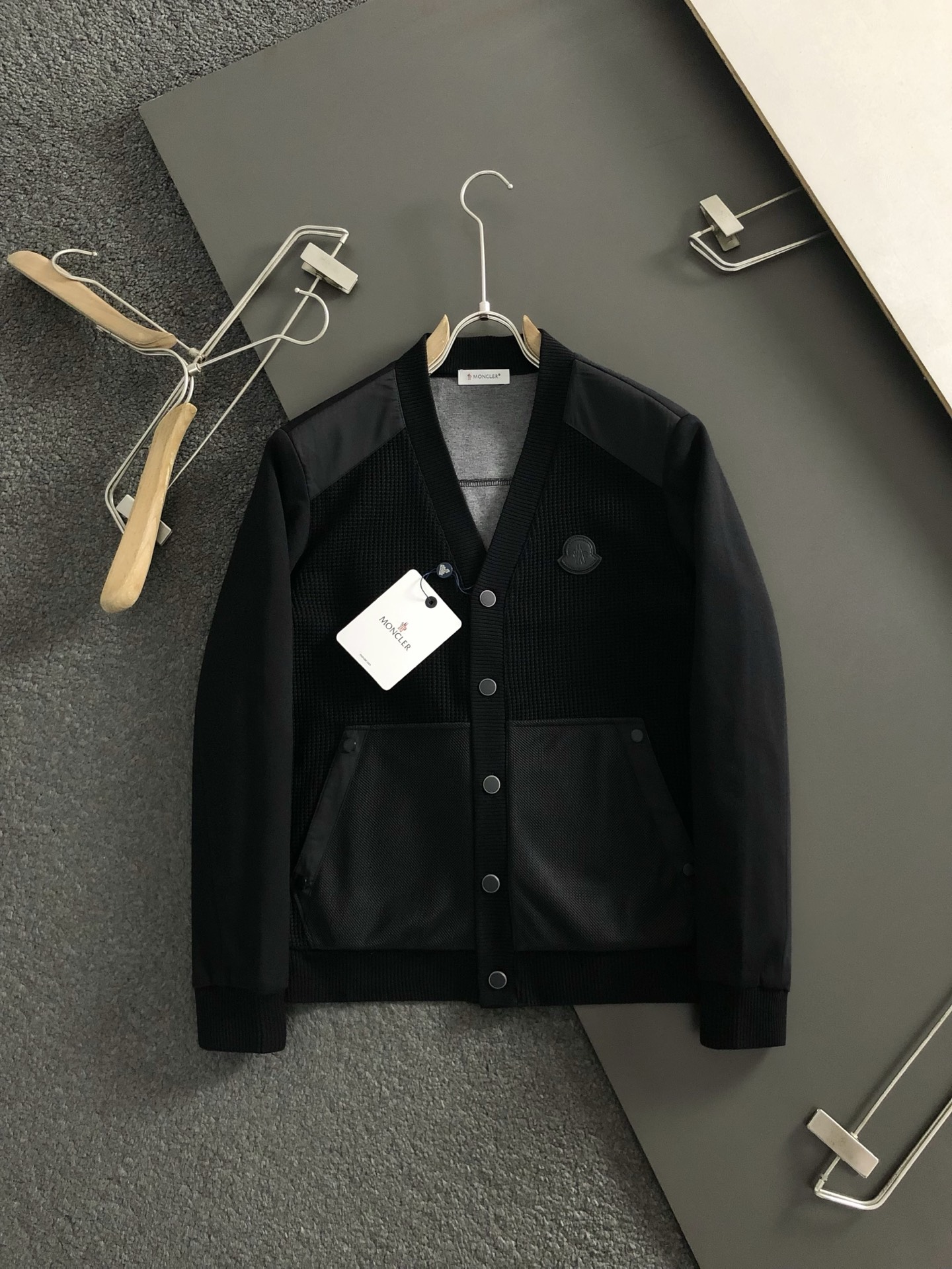 L牌**合身版型M-XXXL2025秋冬拼接款袖皮标针织羊毛外套，精致工艺专柜面料，顶级元素融合打造，3