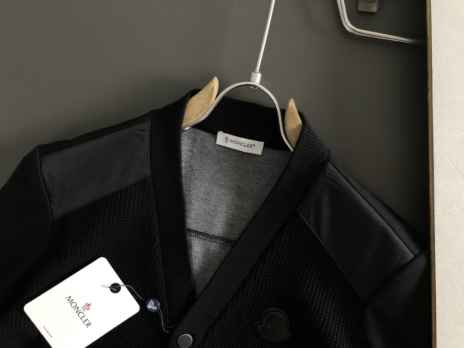 L牌**合身版型M-XXXL2025秋冬拼接款袖皮标针织羊毛外套，精致工艺专柜面料，顶级元素融合打造，3