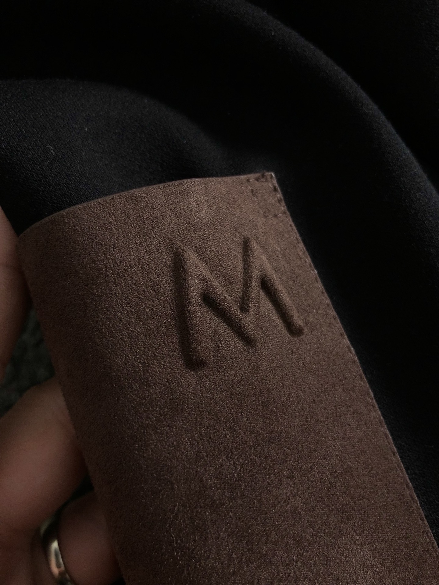 Mon*合身版型M-XXXL2025秋冬云柔系列咖色牛皮口袋字母压花时尚百搭圆领卫衣长袖，精致工艺专柜面