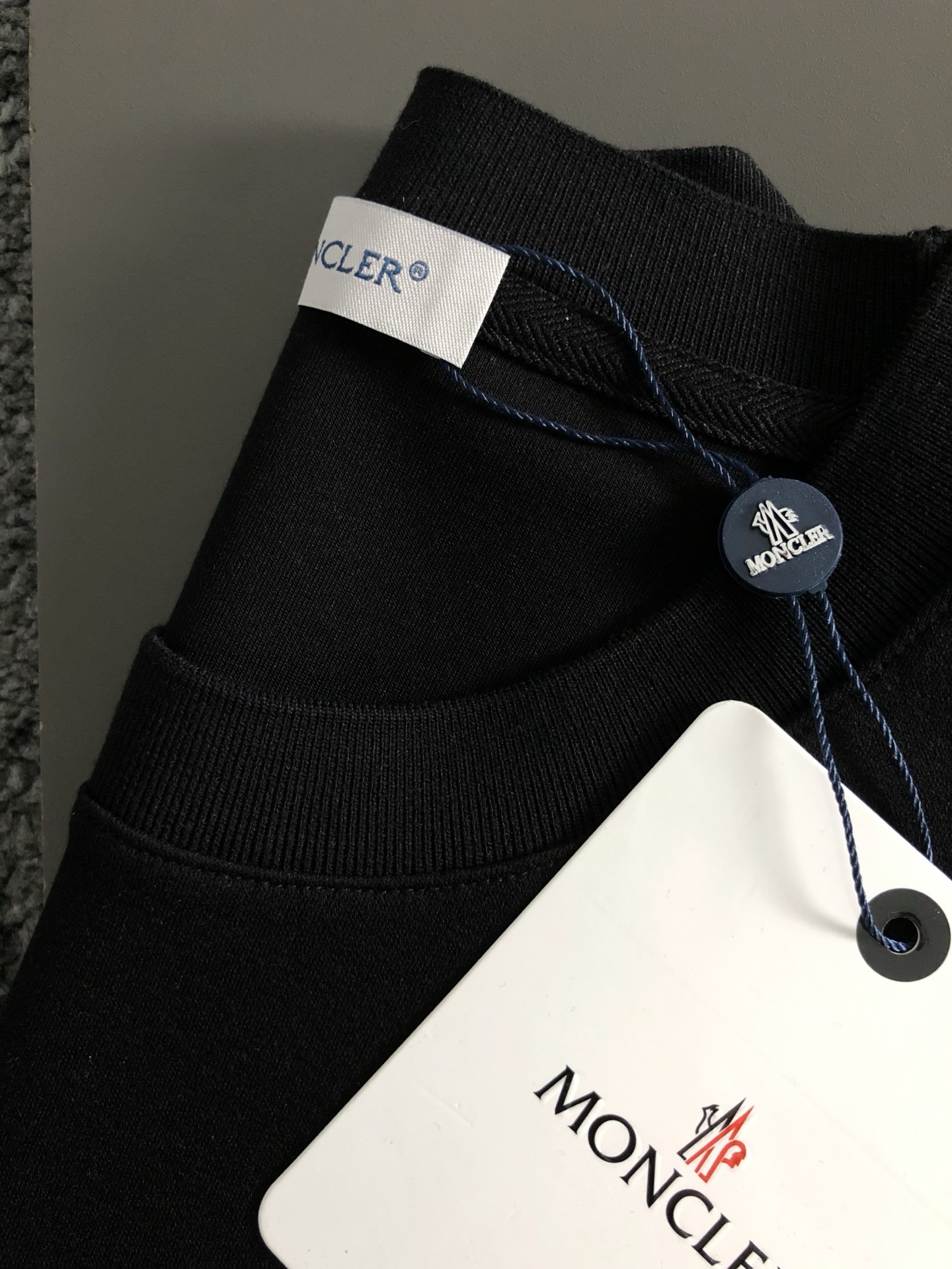 Mon*合身版型M-XXXL2025秋冬云柔系列咖色牛皮口袋字母压花时尚百搭圆领卫衣长袖，精致工艺专柜面