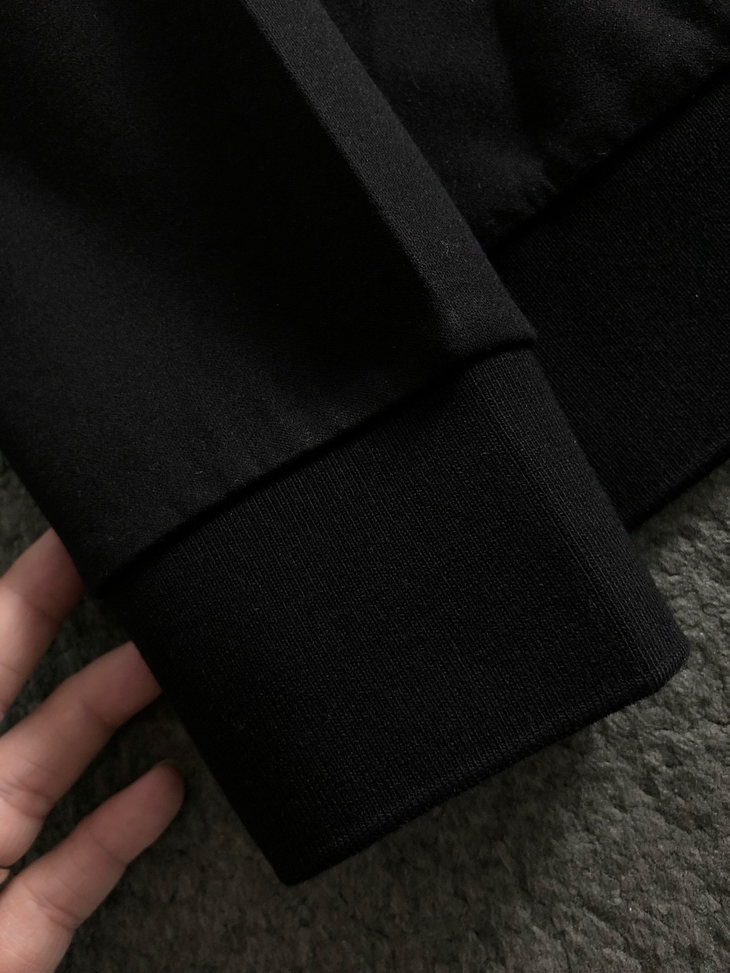 Mon*合身版型M-XXXL2025秋冬云柔系列咖色牛皮口袋字母压花时尚百搭圆领卫衣长袖，精致工艺专柜面