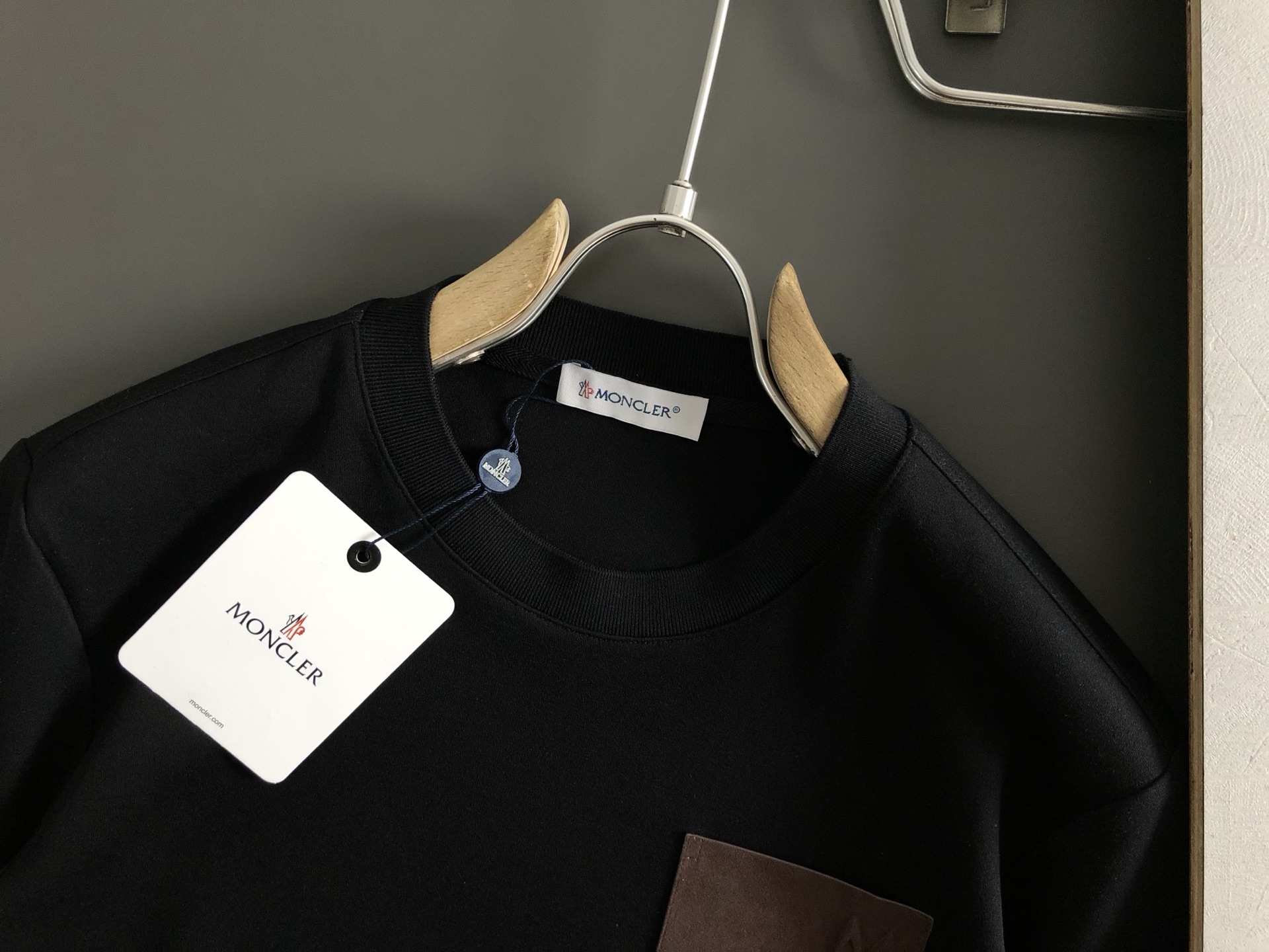 Mon*合身版型M-XXXL2025秋冬云柔系列咖色牛皮口袋字母压花时尚百搭圆领卫衣长袖，精致工艺专柜面