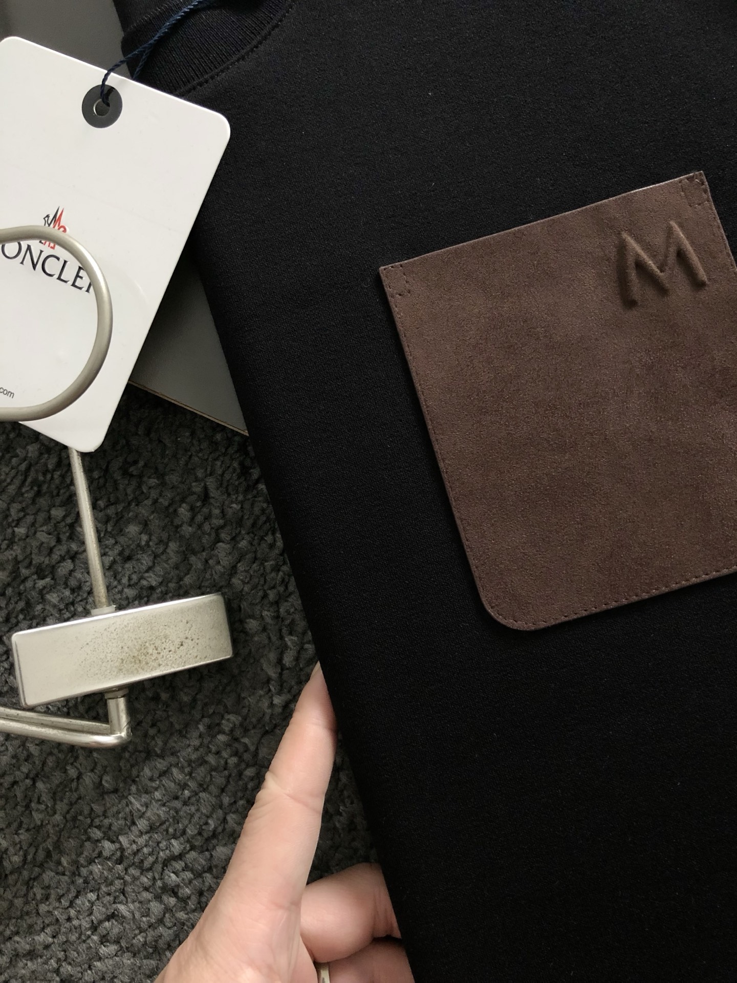 Mon*合身版型M-XXXL2025秋冬云柔系列咖色牛皮口袋字母压花时尚百搭圆领卫衣长袖，精致工艺专柜面