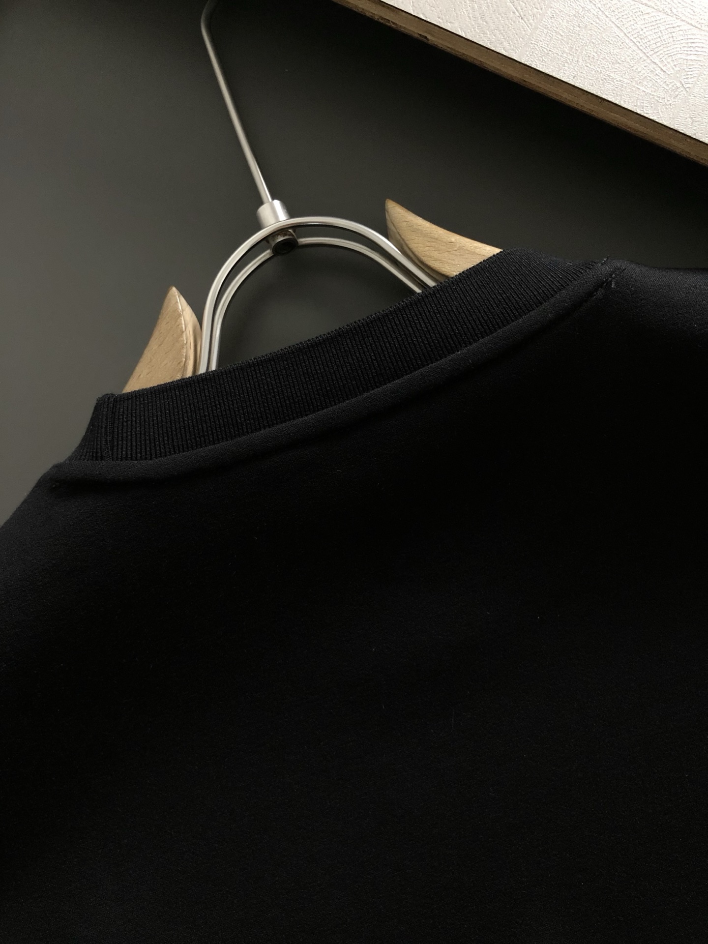 Mon*合身版型M-XXXL2025秋冬云柔系列咖色牛皮口袋字母压花时尚百搭圆领卫衣长袖，精致工艺专柜面