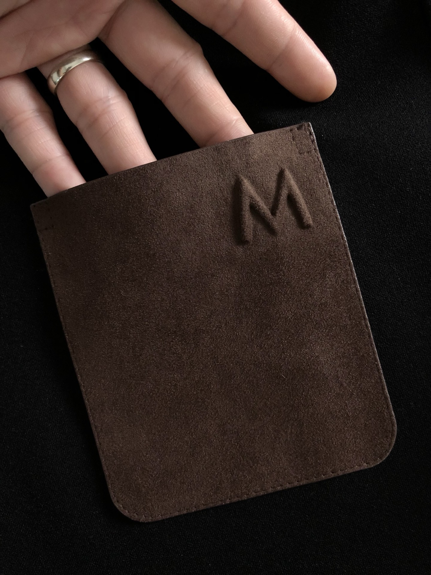 Mon*合身版型M-XXXL2025秋冬云柔系列咖色牛皮口袋字母压花时尚百搭圆领卫衣长袖，精致工艺专柜面