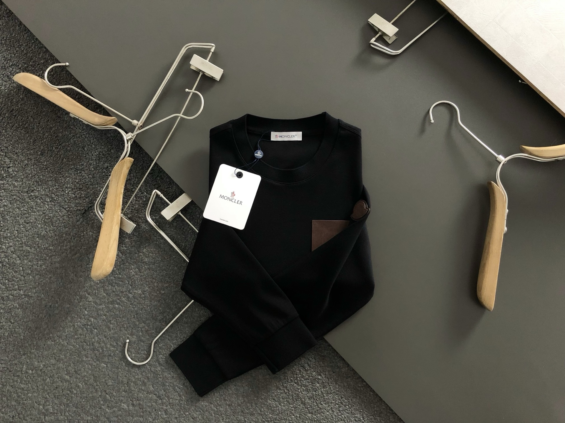 Mon*合身版型M-XXXL2025秋冬云柔系列咖色牛皮口袋字母压花时尚百搭圆领卫衣长袖，精致工艺专柜面