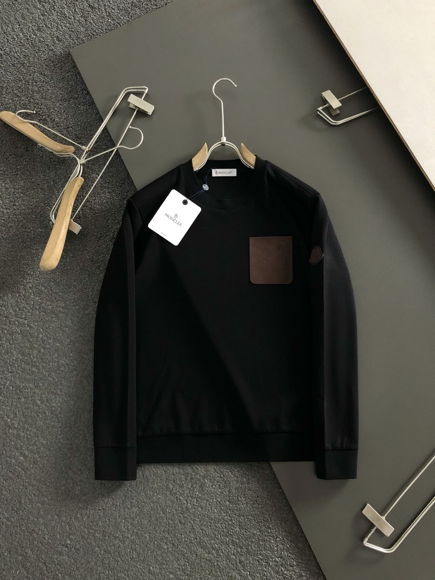 Mon*合身版型M-XXXL2025秋冬云柔系列咖色牛皮口袋字母压花时尚百搭圆领卫衣长袖，精致工艺专柜面