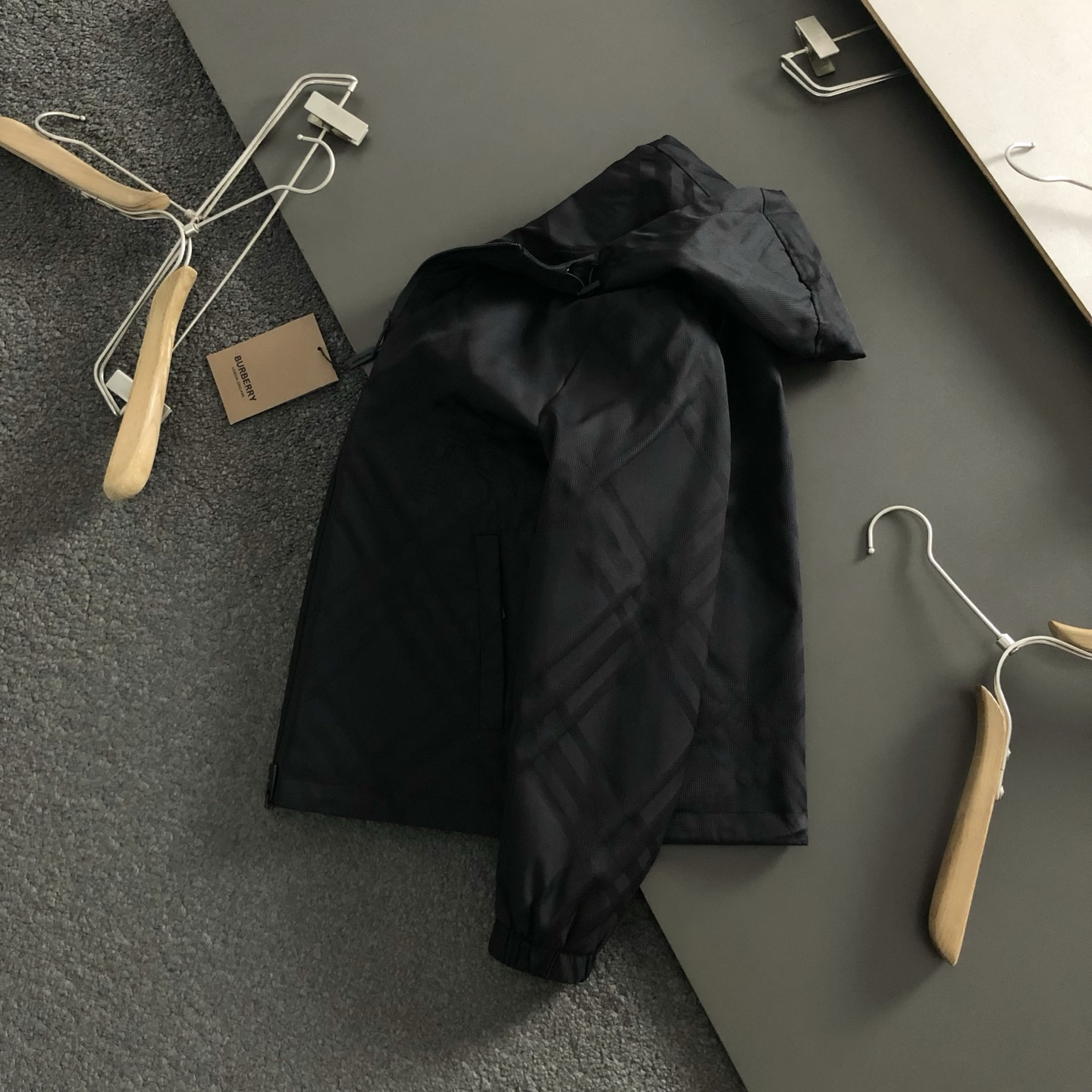 NO:601536,BBR* fitted version M-XXXL 25 autumn and winter top plaid knight patch embroidered jacket. Knight thread embroidery embellishes the trendy casual hooded jacket, simple and delicate counter fabrics, classic elements are integrated, classic short sleeves are complete with 3 labels, trendy men's fashion, both upper body comfort and unparalleled existence 170-130 (M) 175-145 (L) 178-155  (XL)178-165(XXL) 180-175(XXXL),,jackets & coats,jackets & coats,T-shirt,hats,alexander wang19860909BBR*合身版型M-XXXL 25秋冬顶级格纹骑士贴布刺绣夹克.骑士线绣点缀潮流休闲连帽外套,专柜简约款细致工艺专柜面料,经典元素融合打造,经典短袖3标齐全,潮男时尚,无论是上身舒适度还是都是无可比拟的存在 170-130(M) 175-145(L) 178-155 (XL)178-165(XXL) 180-175(XXXL),,jackets & coats,jackets & coats,T-shirt,hats,alexander wang,Men's clothing