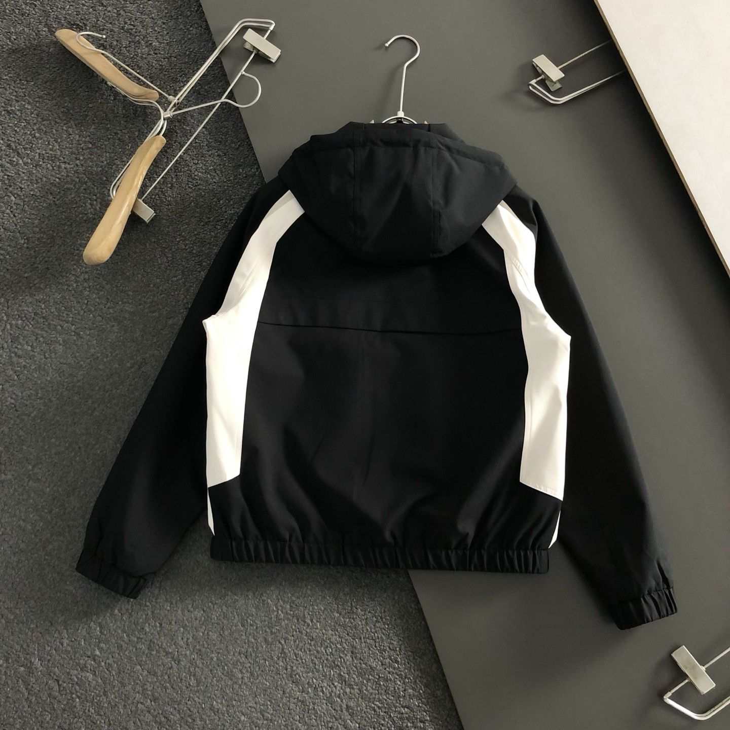 PRAD*合身版型M-XXXL25秋冬顶级黑白双色拼接款经典三角标工艺薄棉连帽外套，细致顶级工艺专柜面料