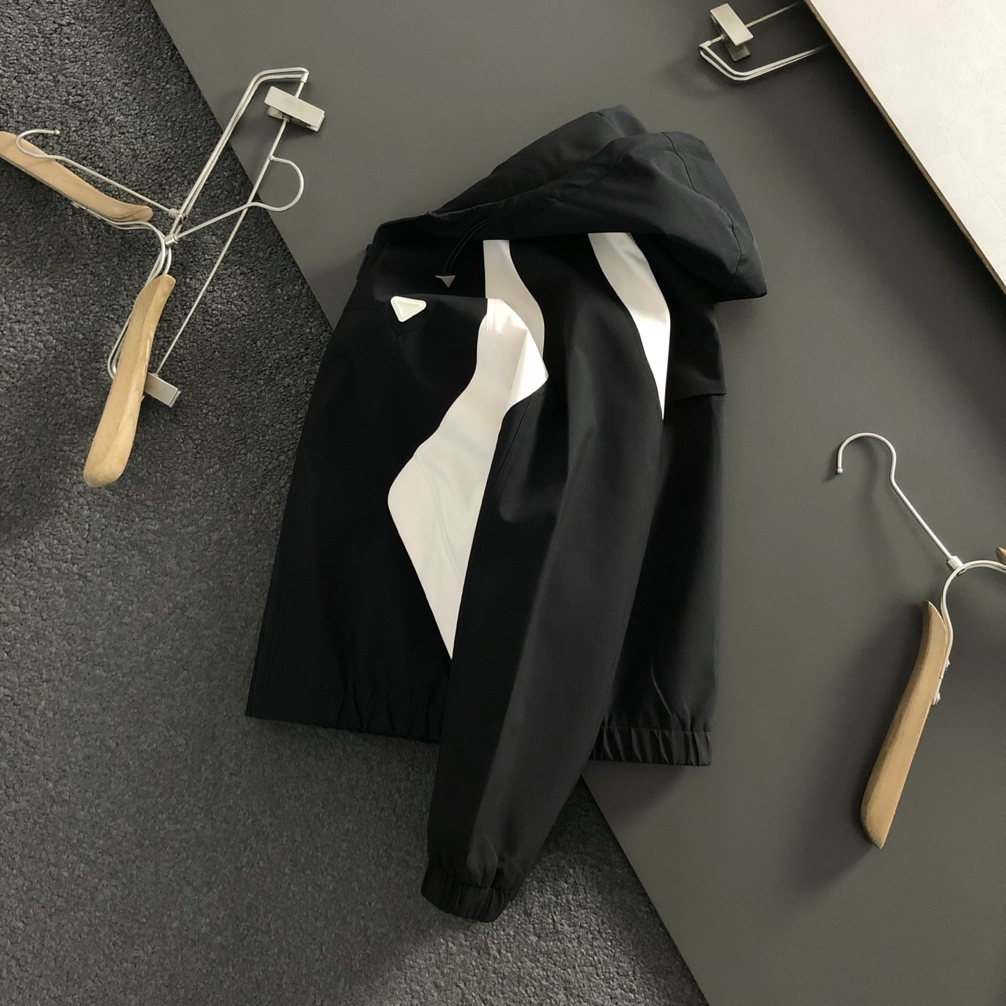 PRAD*合身版型M-XXXL25秋冬顶级黑白双色拼接款经典三角标工艺薄棉连帽外套，细致顶级工艺专柜面料