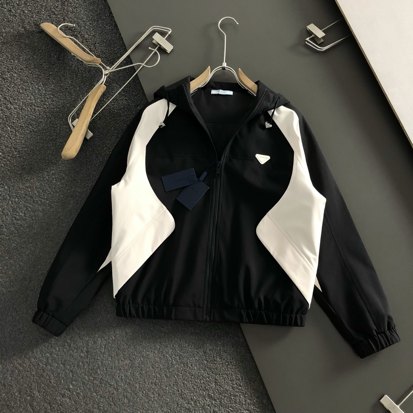 PRAD*合身版型M-XXXL25秋冬顶级黑白双色拼接款经典三角标工艺薄棉连帽外套，细致顶级工艺专柜面料