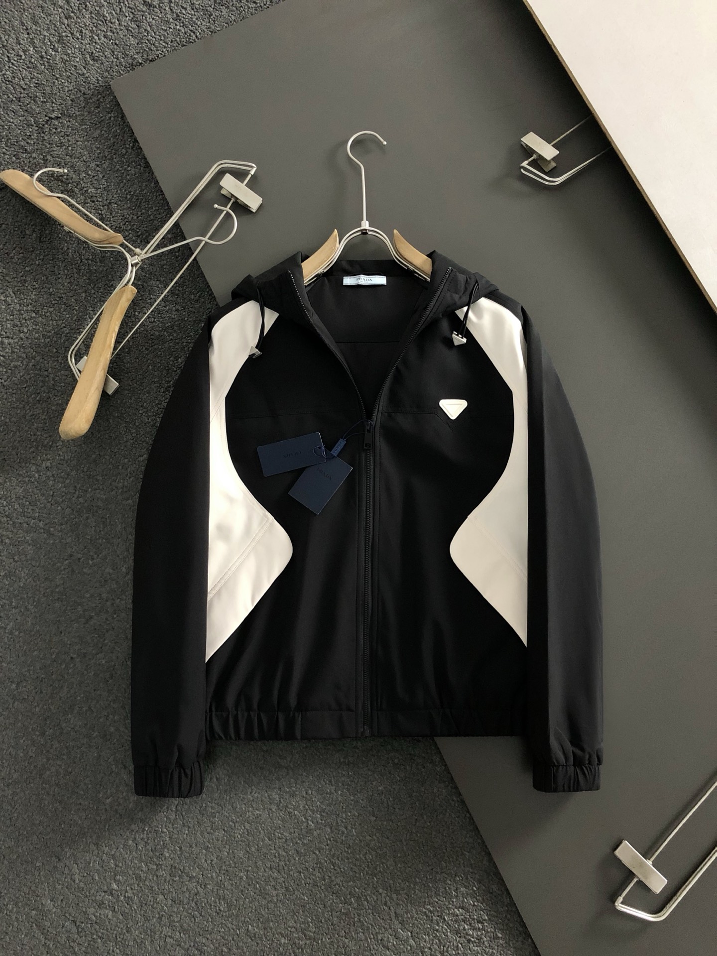 PRAD*合身版型M-XXXL25秋冬顶级黑白双色拼接款经典三角标工艺薄棉连帽外套，细致顶级工艺专柜面料