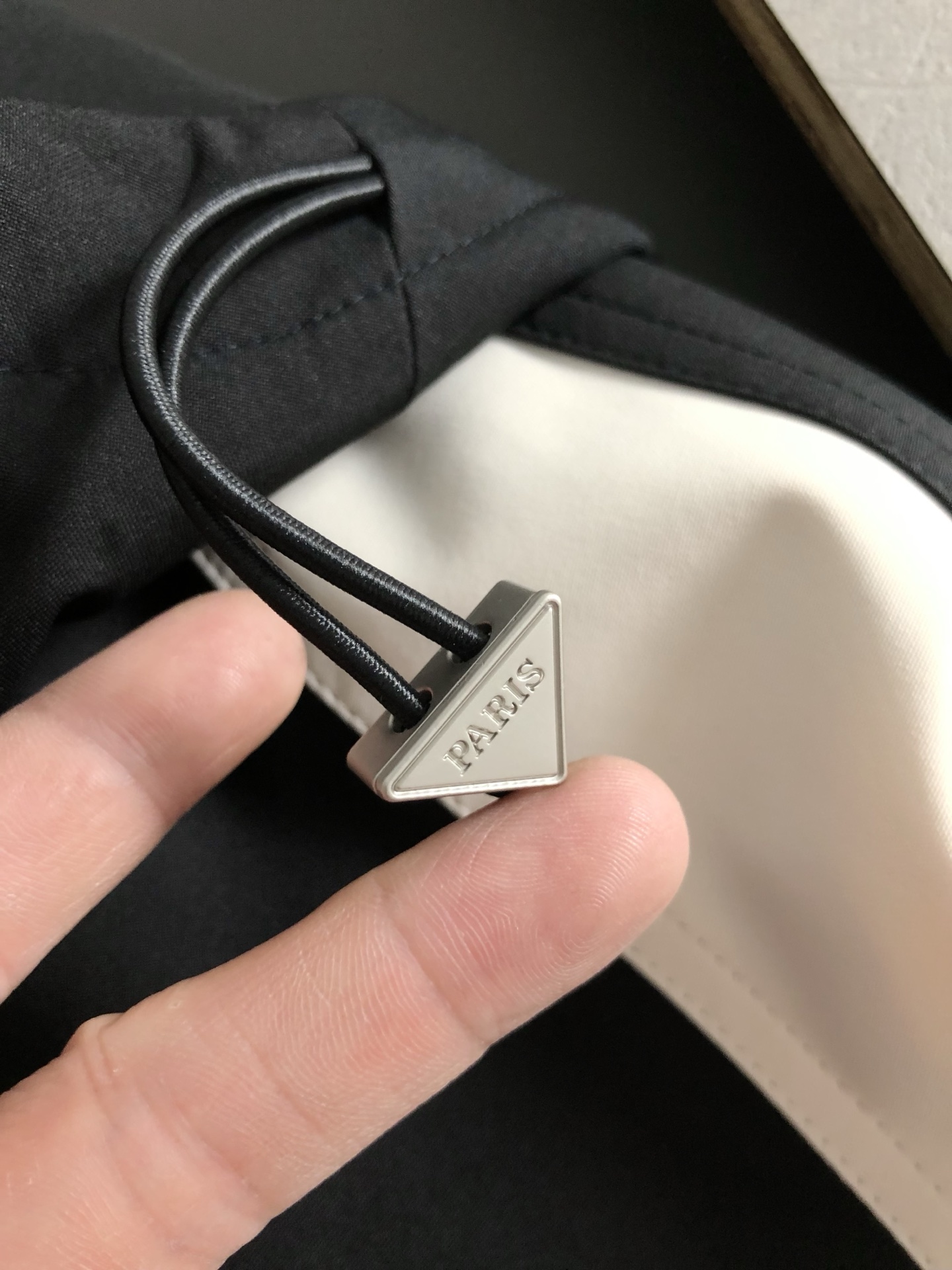 PRAD*合身版型M-XXXL25秋冬顶级黑白双色拼接款经典三角标工艺薄棉连帽外套，细致顶级工艺专柜面料