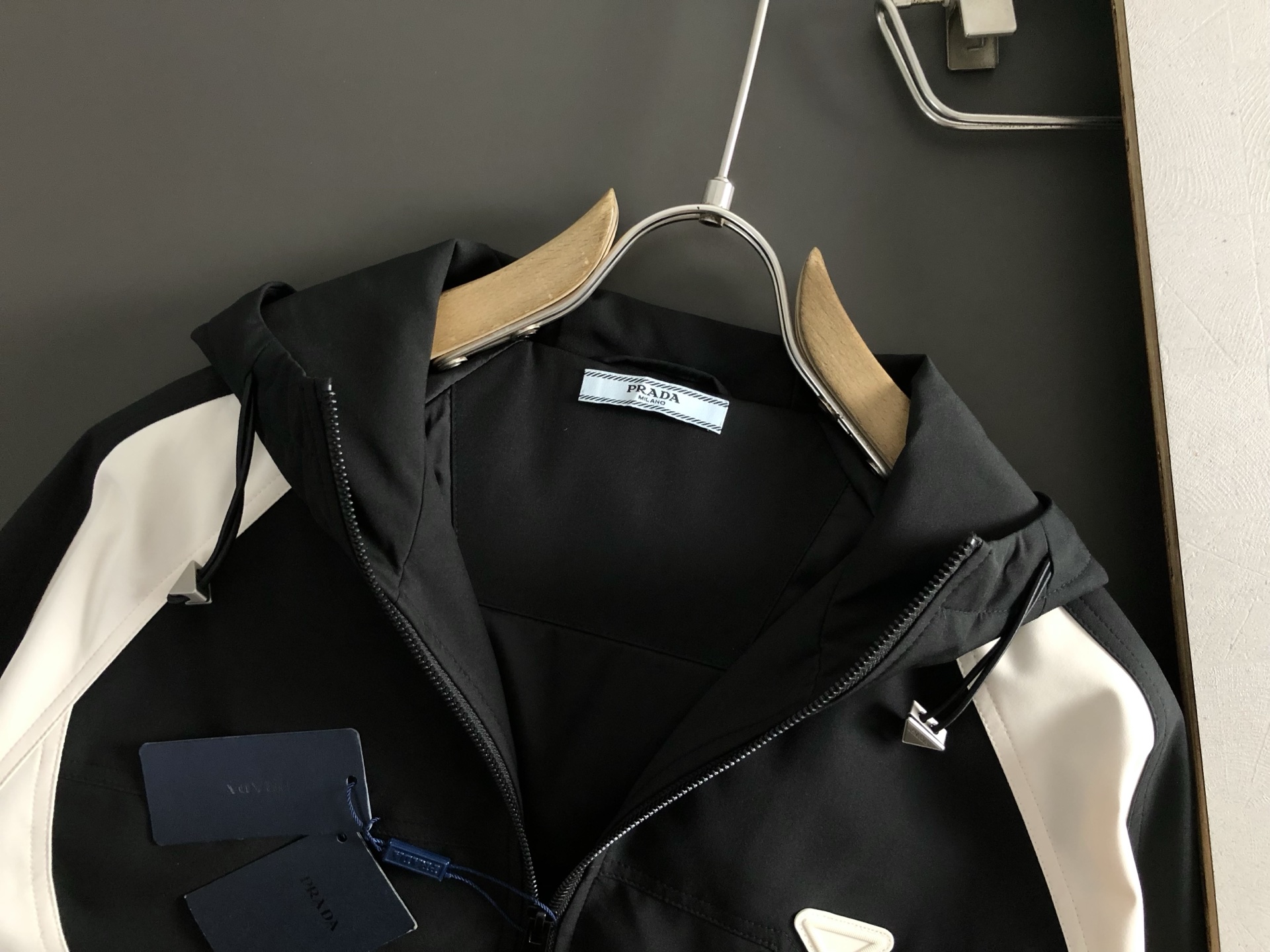 PRAD*合身版型M-XXXL25秋冬顶级黑白双色拼接款经典三角标工艺薄棉连帽外套，细致顶级工艺专柜面料