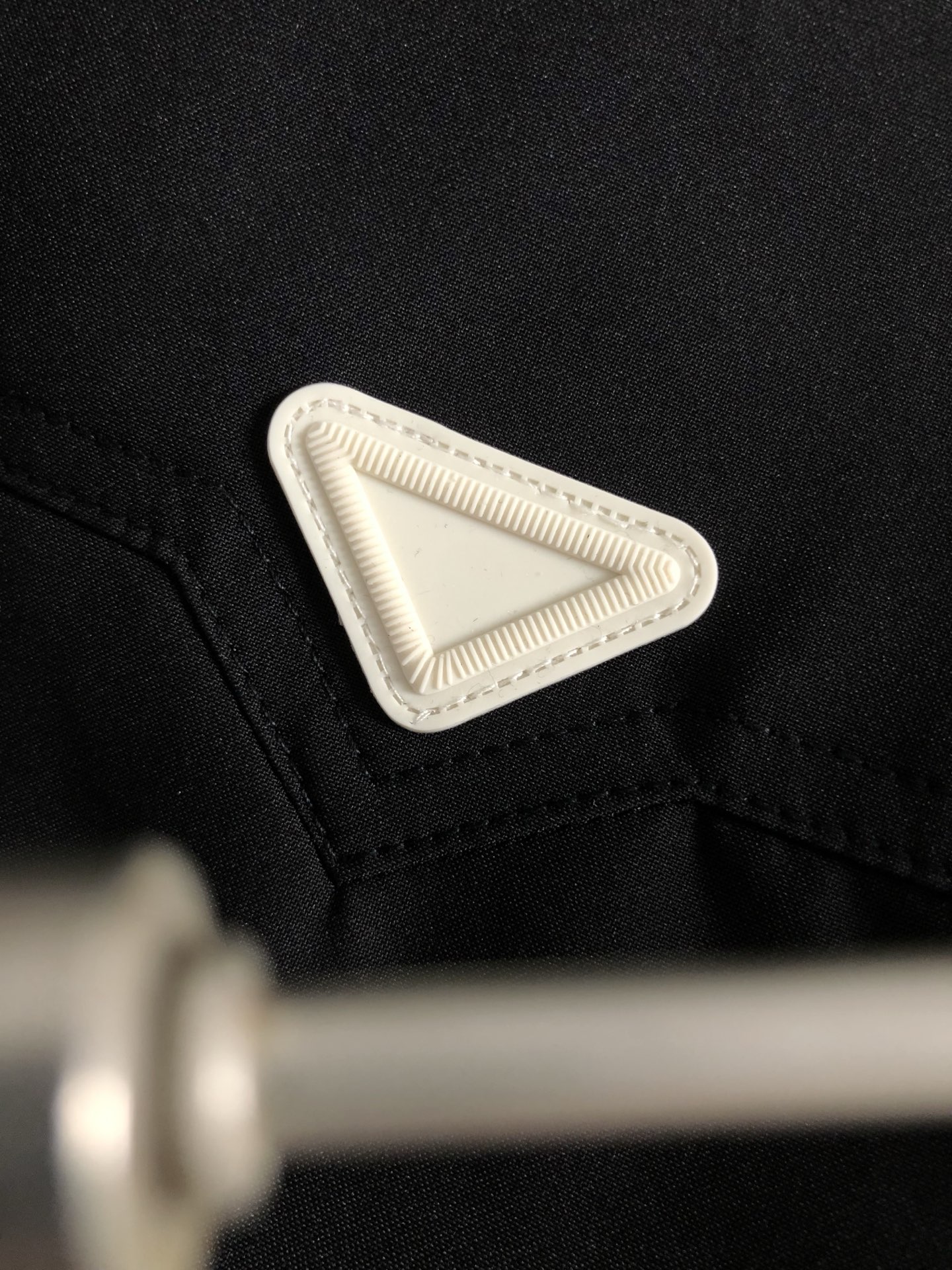 PRAD*合身版型M-XXXL25秋冬顶级黑白双色拼接款经典三角标工艺薄棉连帽外套，细致顶级工艺专柜面料